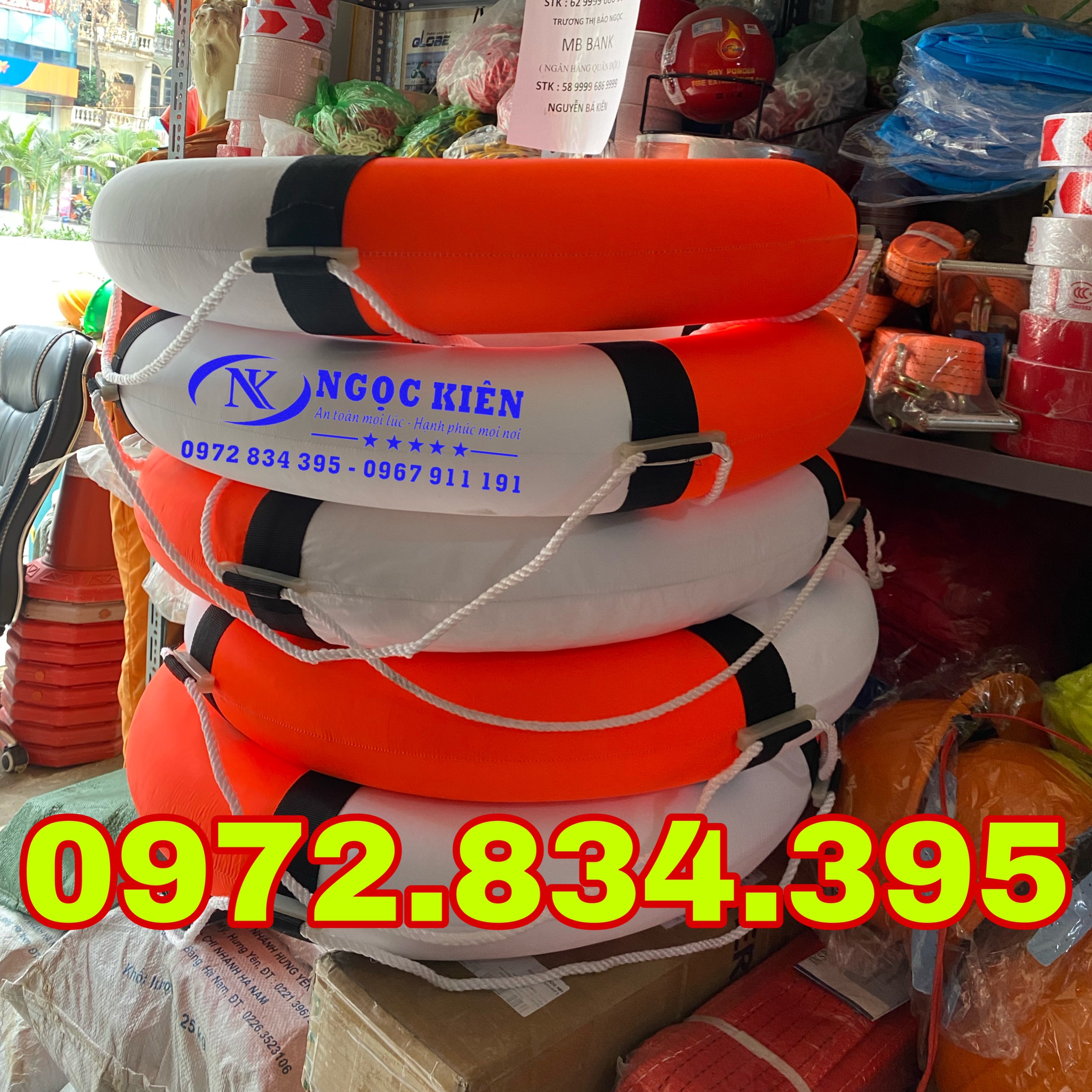 Phao xốp cứu hộ trong bể bơi