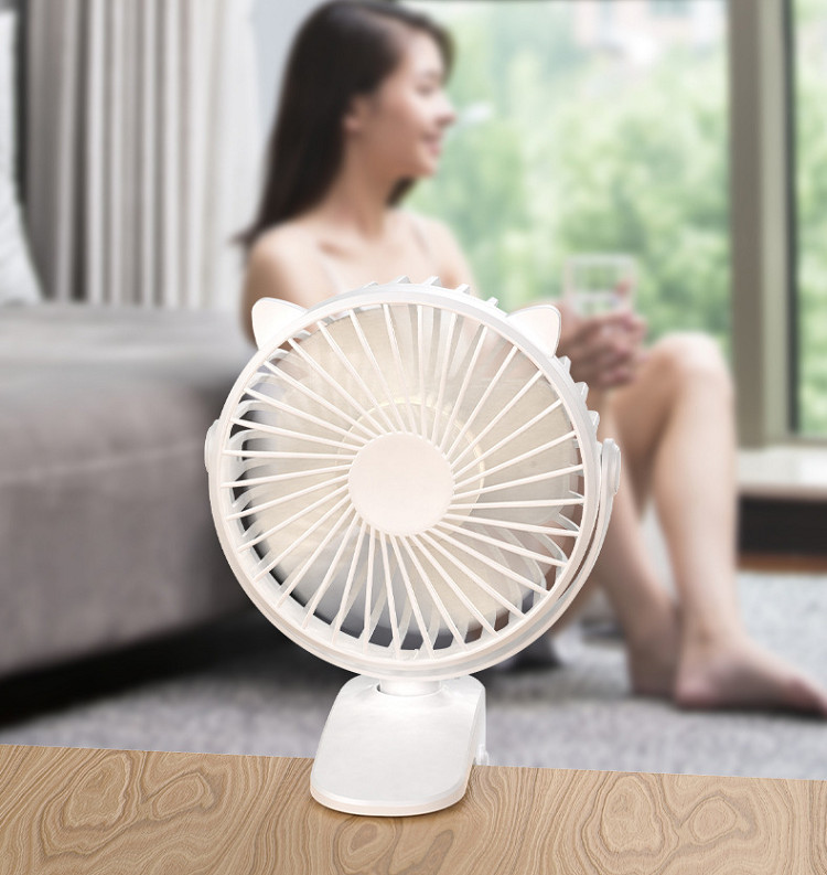 Quạt Mini Để Bàn Có Kẹp Xoay 360° ( PHÙ HỢP VĂN PHÒNG, HỌC SINH, SINH VIÊN, ĐI CHƠI, DU LỊCH ) - PIN KHỎE, THỜI GIAN SỬ DỤNG 3 - 5 GIỜ