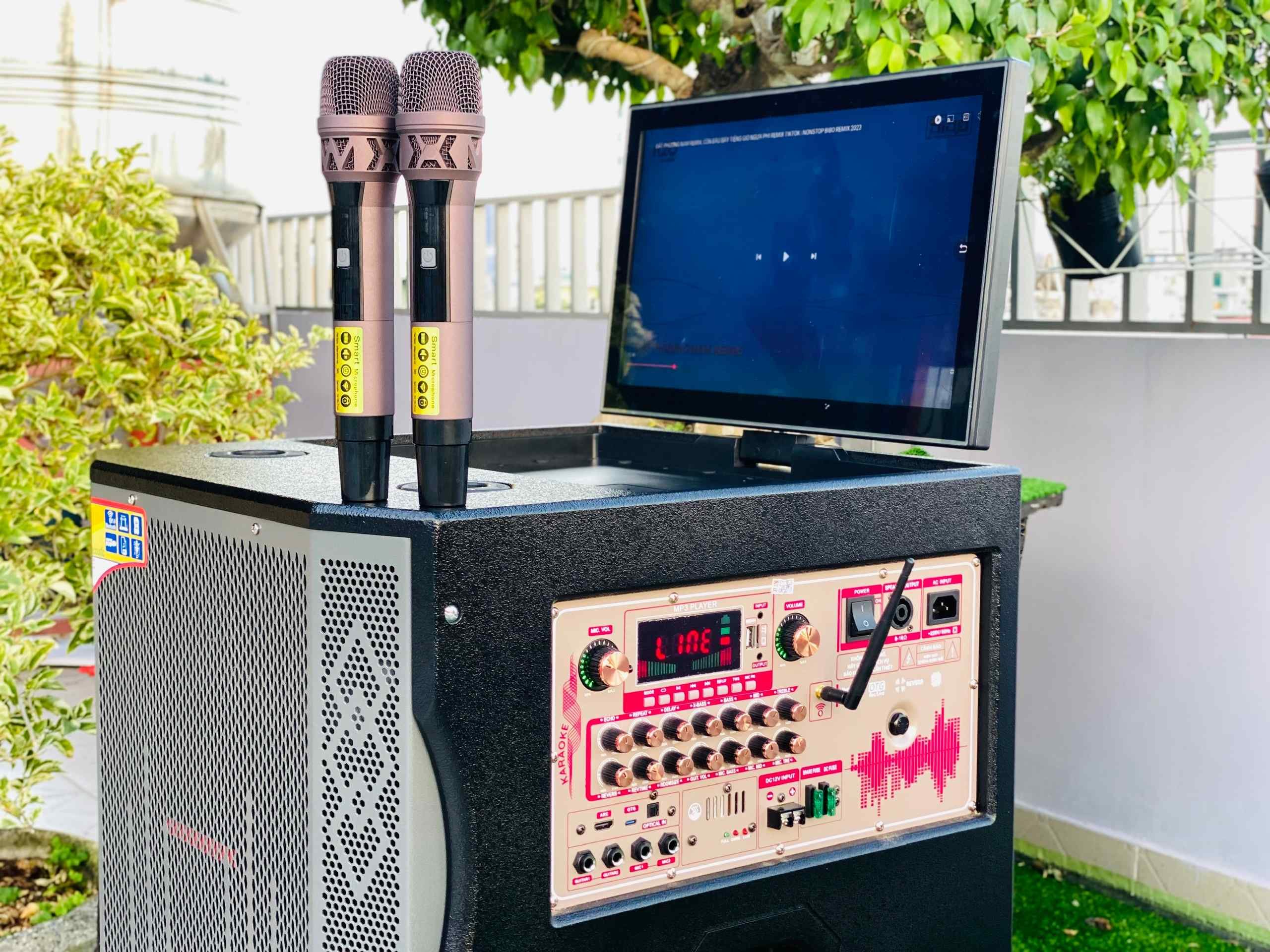HÀNG CHÍNH HÃNG | Loa Kéo Màn Hình Karaoke 19inch MTMAX BK01 Pro -  Bass Siêu Trầm 45cm , 3 Đường Tiếng Cao Cấp, Âm Thanh Đỉnh Cao, Đi Kèm 2 Micro Không Dây Cao Cấp Chính Hãng Bảo Hành 12 Tháng