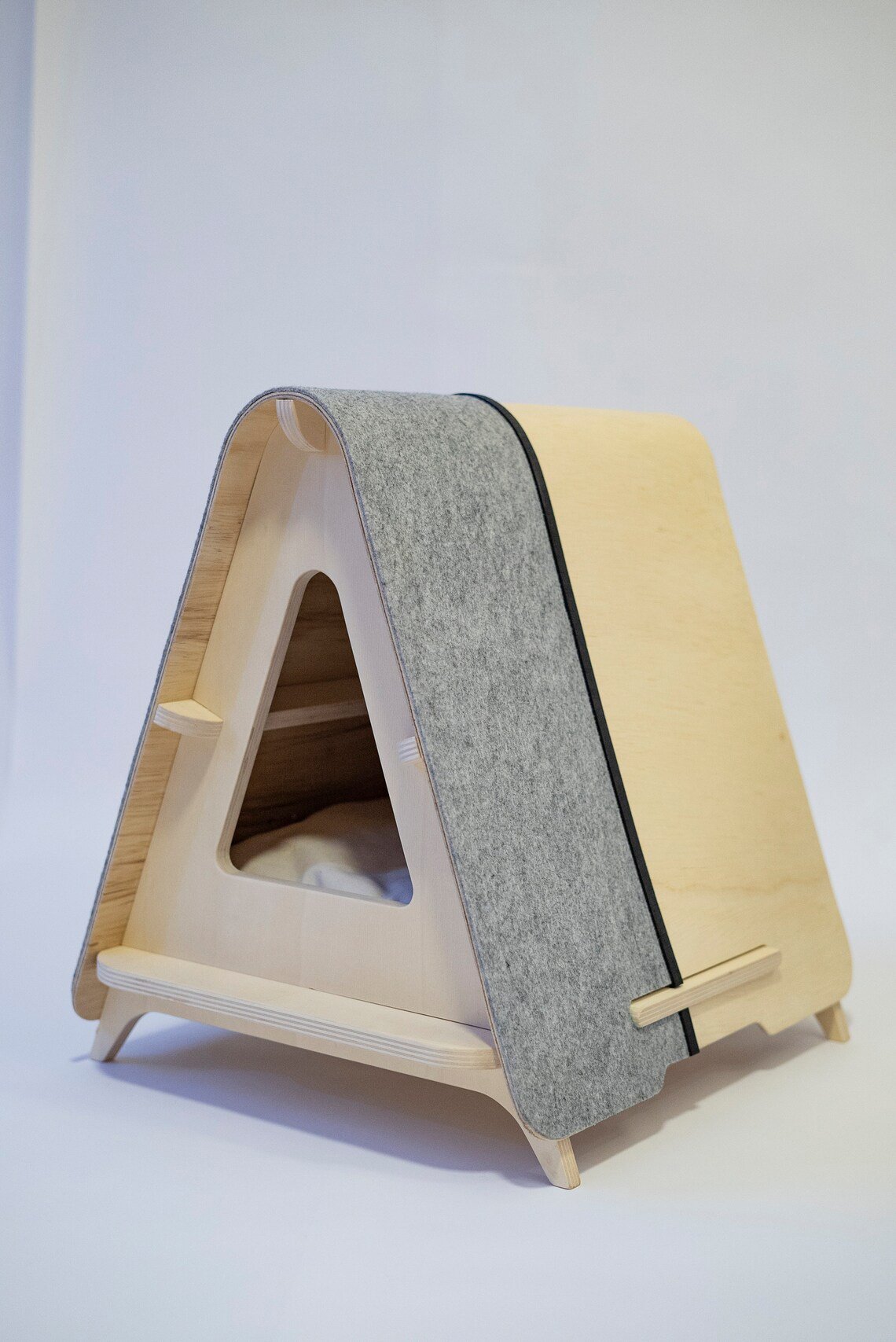 Nhà tam giác bằng gỗ dành cho mèo T05 (độ dày gỗ 15mm)