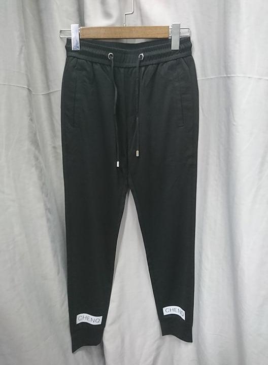 Quần jogger bó ống với thiết kế đơn giản
