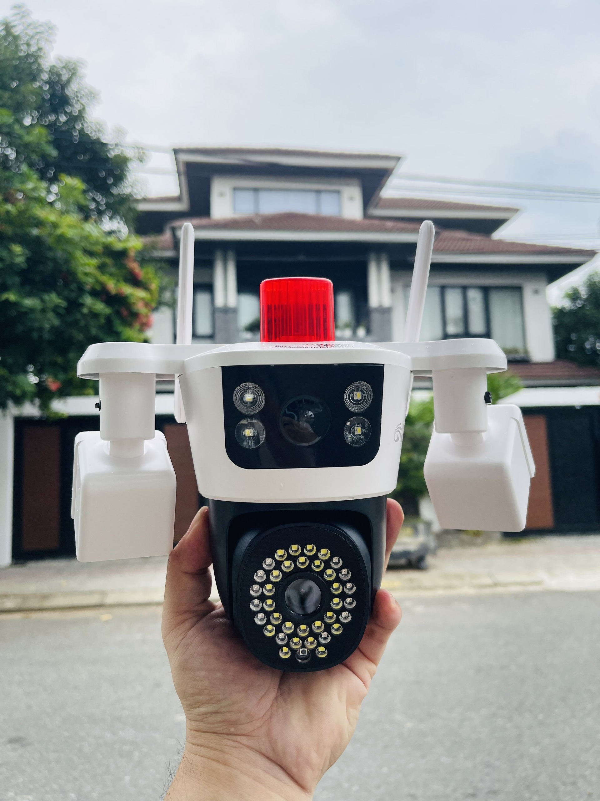 (Lỗi 1 đổi 1) Camera YOOSEE ngoài trời 4 mắt (xoay được 3 mắt), 3 màn hình độ phân giải 18MPX tích hợp 46 LED siêu nét - Hàng nhập khẩu