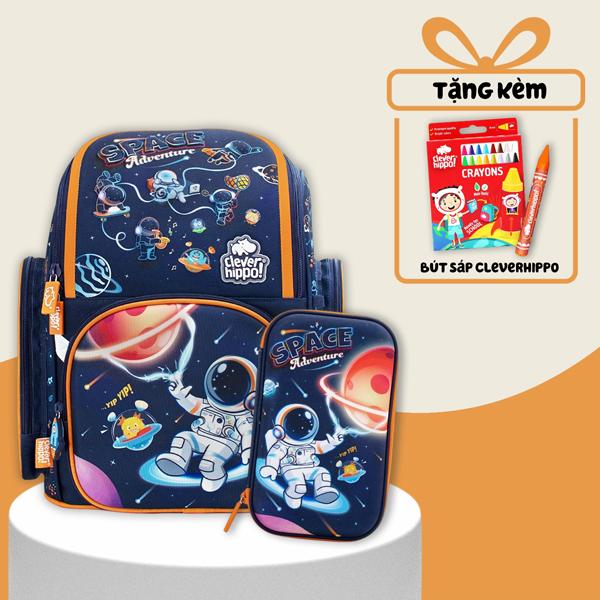 Combo Ba Lô Fancy + Bóp Viết Space Adventure Clever Hippo - Tiểu Học (Tặng Kèm Hộp 16 Bút Sáp Màu Colorful)