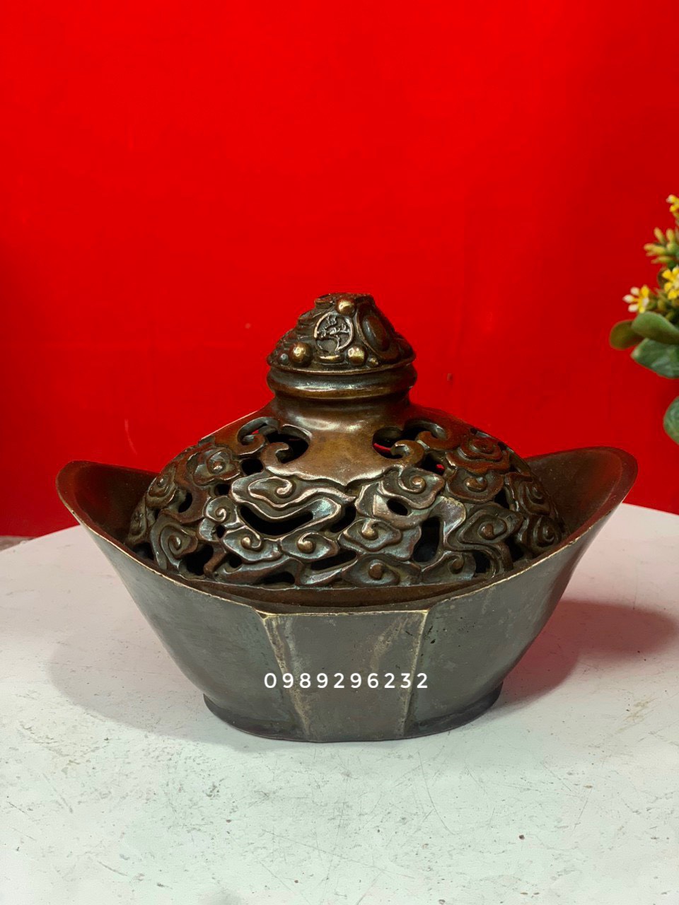 Lư xông trầm kiểu dáng thỏi vàng màu nâu