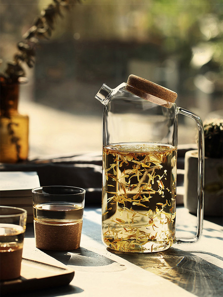 Bình thủy tinh Borosilicate với kiểu dáng miệng bình hơi nghiêng và nắp gỗ hình nút áo