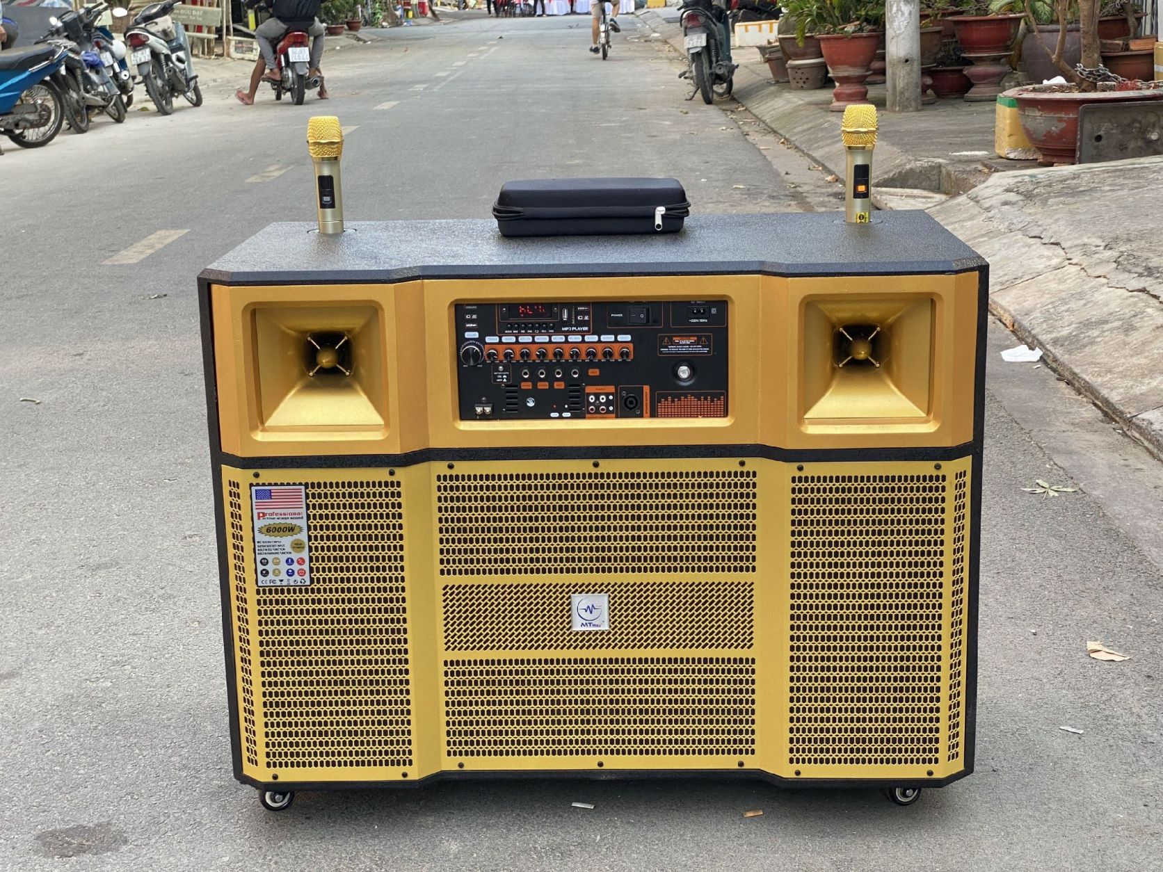 Loa kéo di động MTMax BK22 - Dàn karaoke ngoài trời bass 4 tấc đôi ngang, 2 treble - Loa khủng long công suất đến 6000W - Kèm 2 micro UHF - Đầy đủ kết nối Bluetooth, AV, USB, SD card, TWS - Thùng gỗ cao cấp cho âm thanh mạnh mẽ, chân thực - Hàng nhập khẩu