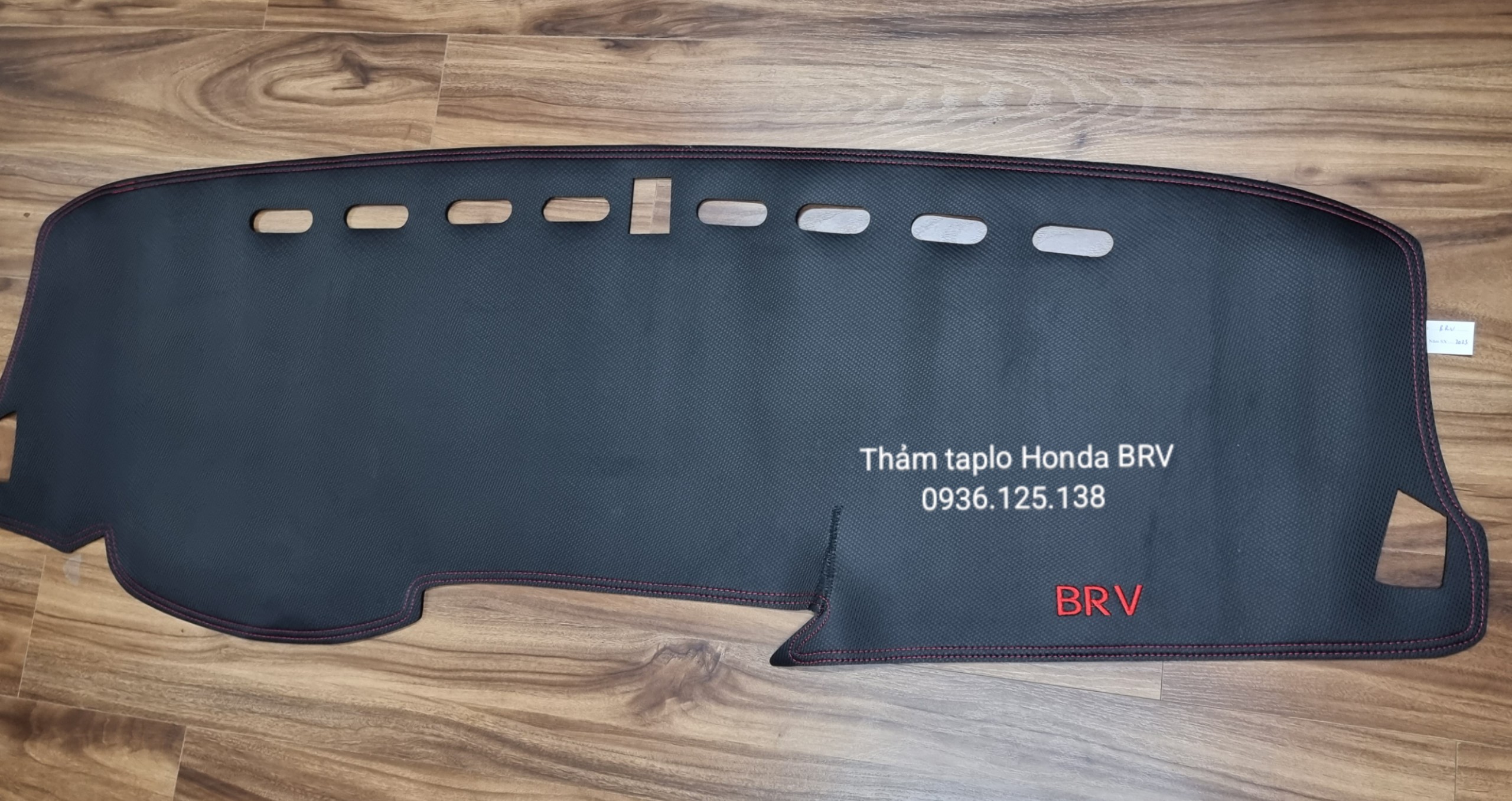 Thảm taplo Honda BRV 2023 màu đen,vừa form xe hàng cao cấp có chống trượt Chất liệu da vân carbon