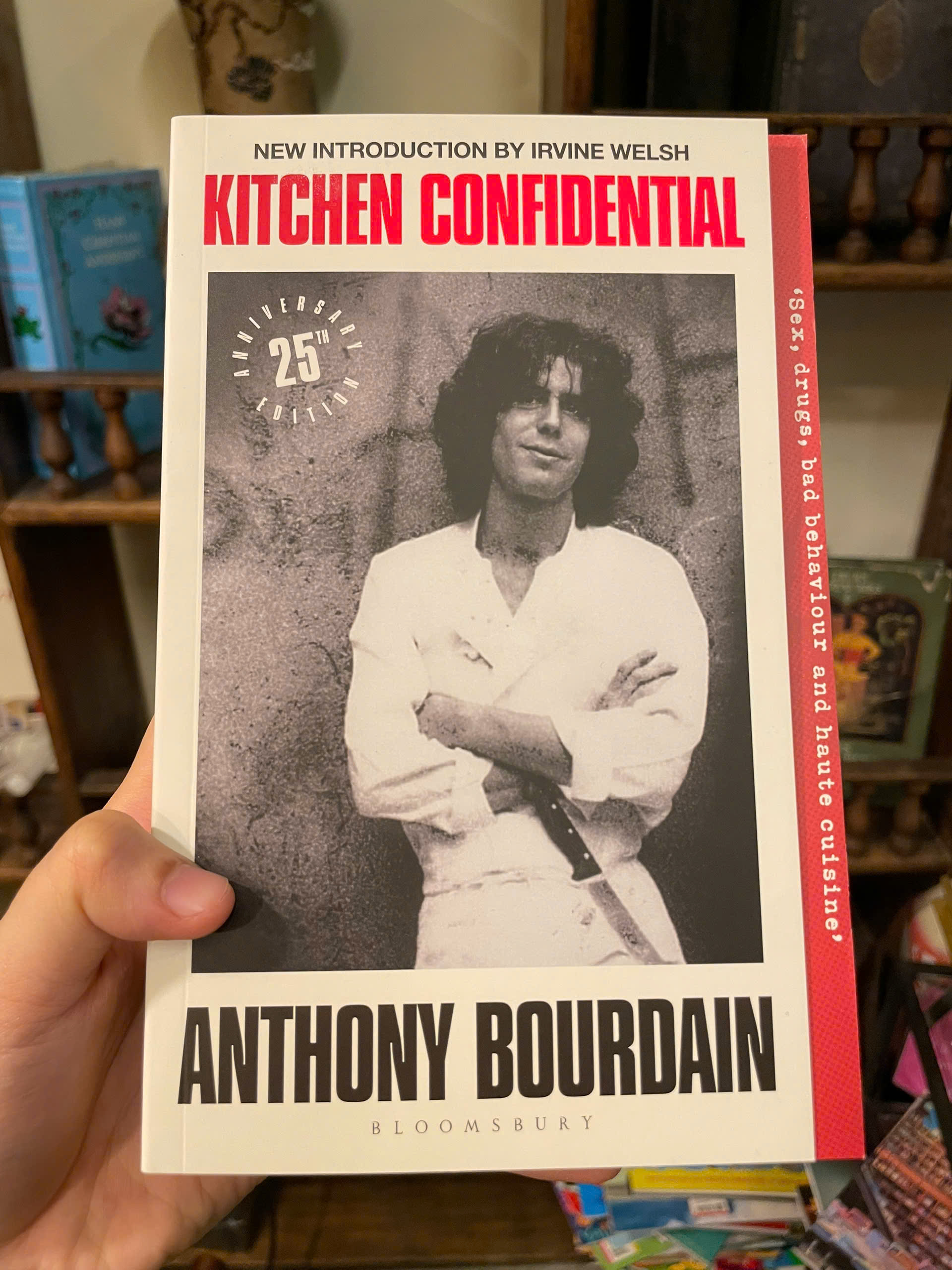 Sách - Kitchen Confidential: 25th Anniversary Edition by Anthony Bourdain | English Biography