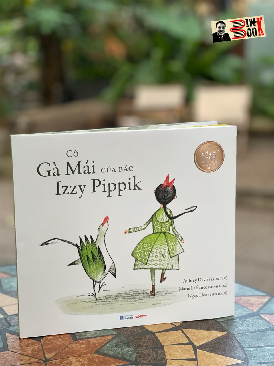 (Bìa cứng, in màu) CÔ GÀ MÀ CỦA BÁC IZZY PIPPIK - Aubrey Davis - Minh họa: Marie Lafrance - Biên dịch: Ngọc Hòa - Crabit Kidbooks