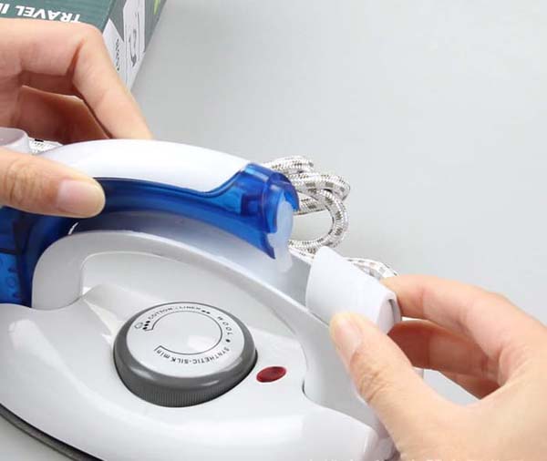 BÀN LÀ DU LỊCH CẦM TAY NHỎ GỌN CHO NAM VÀ NỮ MANG ĐI CÔNG TÁC, DU LỊCH - BÀN ỦI HƠI NƯỚC MINI NHỎ GỌN, CÓ NÚM ĐIỀU CHỈNH NHIỆT ĐỘ PHÙ HỢP VỚI MỌI LOẠI QUẦN ÁO