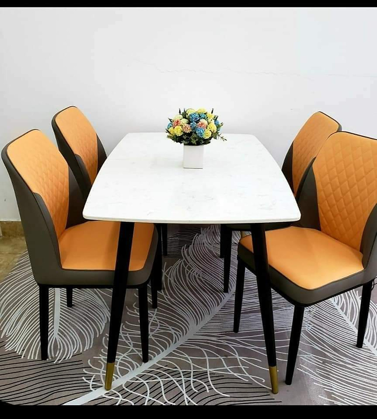 Bàn ăn 1m4 chân bọc đồng, mặt đá Juno Sofa và 4 ghế bọc nệm êm