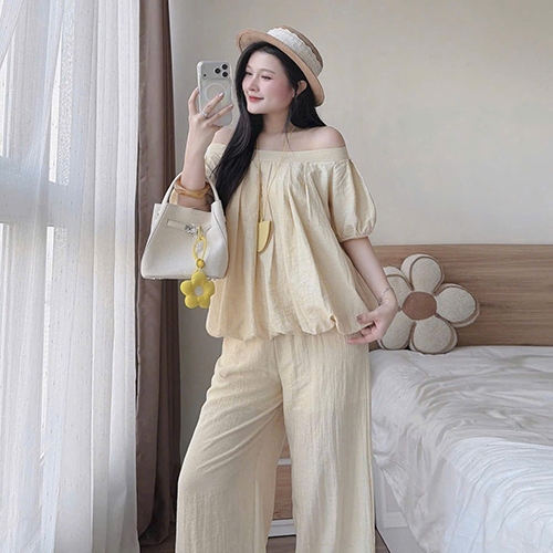 Bộ đồ ngủ nữ 2 màu trắng, be kiểu dáng rộng rãi thoải mái, chất liệu vải mềm mại, phù hợp cho việc ở nhà hoặc đi chơi nhẹ nhàng