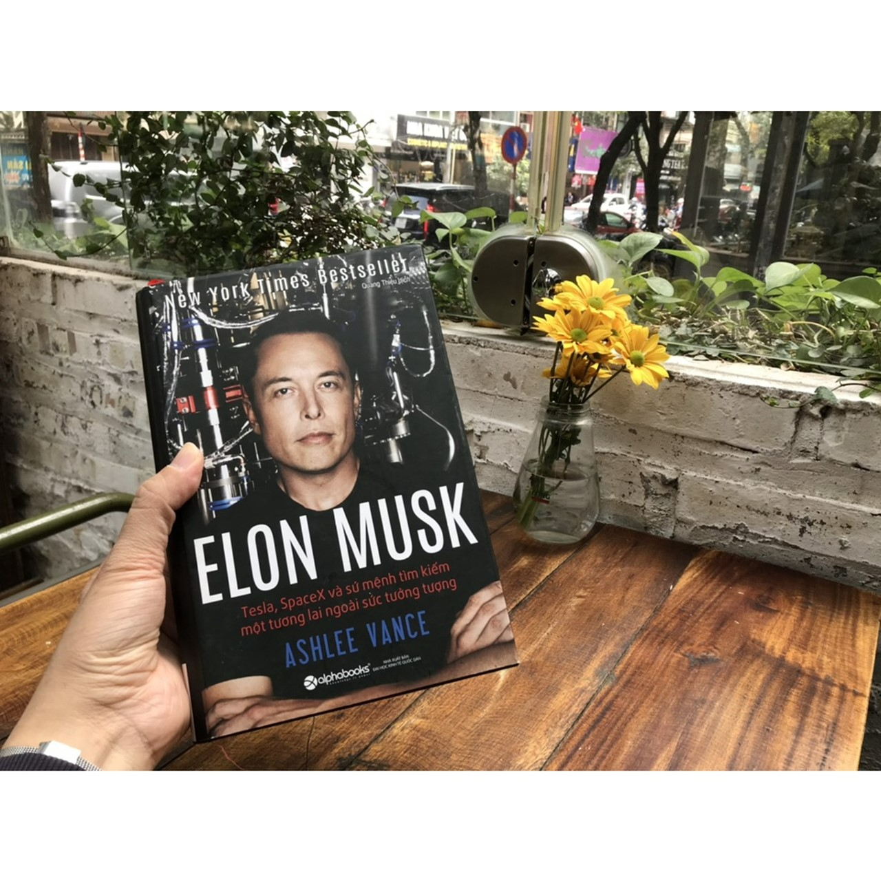 Elon Musk: Tesla, Spacex Và Sứ Mệnh Tìm Kiếm Một Tương Lai Ngoài Sức Tưởng Tượng