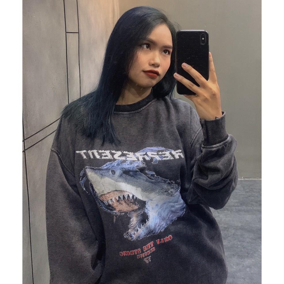 Áo sweater tay dài wash họa tiết cá mập