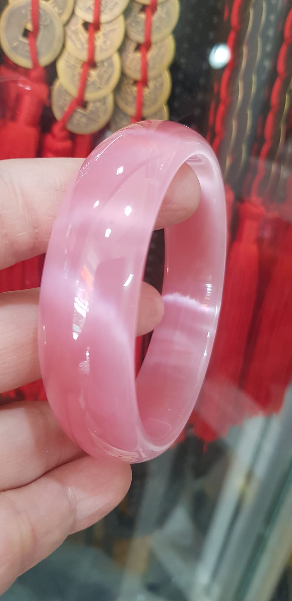 Vòng tay nữ đá mắt mèo Bản Hẹ Trắng mới Ni 60mm x Cao 18mm x Dầy 7mm Màu hồng tươi bóng sáng đẹp hợp Nữ mệnh hoả mệnh thổ Nữ 56kg - 65kg đeo ạ