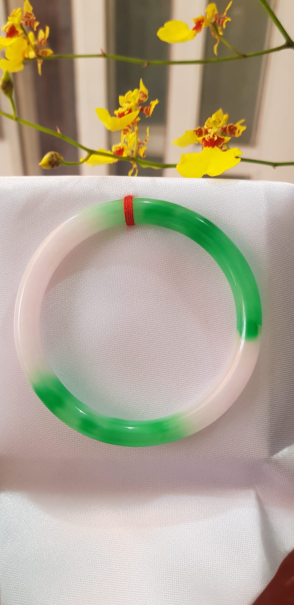 Vòng tay đá Cẩm Thạch mới TR Lý 51mm x cọng 6,2mm Màu Xanh lý 2 bên trắng đều đẹp Nữ 50kg - 53kg đeo lên xinh tay lắm luôn ạ món quà tặng ý nghĩa ạ