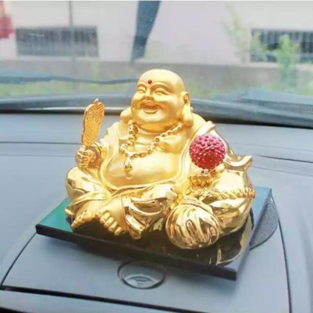 Tượng phật ông di lặc đặt taplo ô tô có quả cầu xoay bằng năng lượng mặt trời