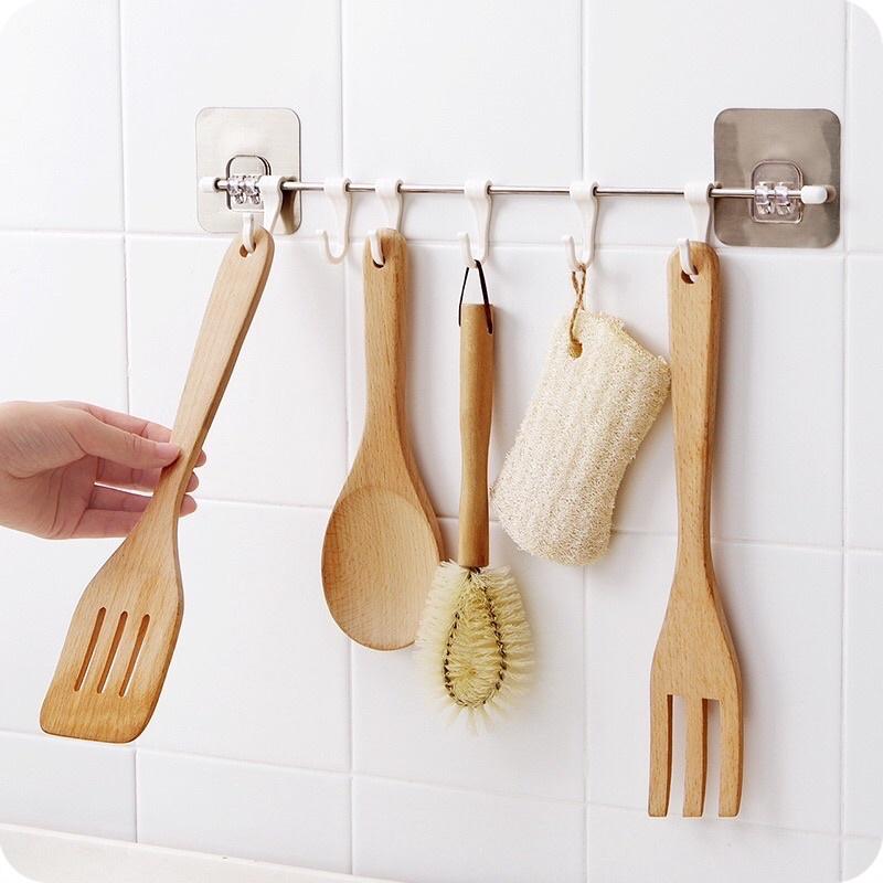 Giá Treo Đồ Nhà Bếp Có Móc Kèm Miếng Dán Tiện Lợi