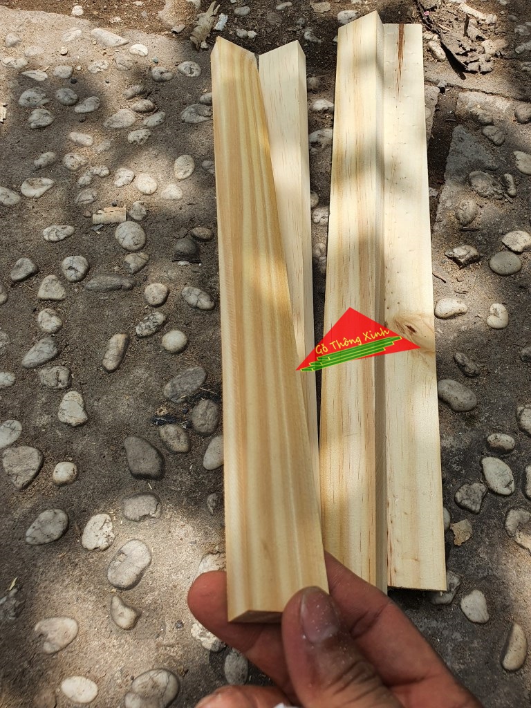 Thanh gỗ thông vuông mới đẹp dài 40cm, rộng 3cm, dày 1.5cm đã bào láng đẹp 4 mặt rất thích hợp làm nẹp, làm khung sườn