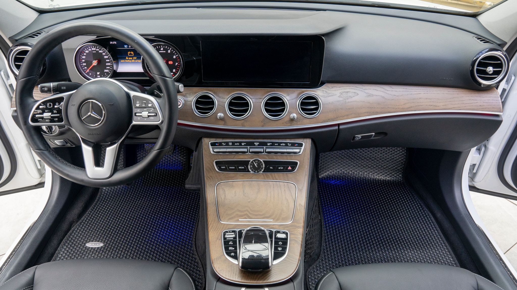 Thảm lót sàn ô tô KATA cho xe Mercedes E Class W213 - Khít với sàn xe, Chống trơn, Không mùi, Không ẩm mốc