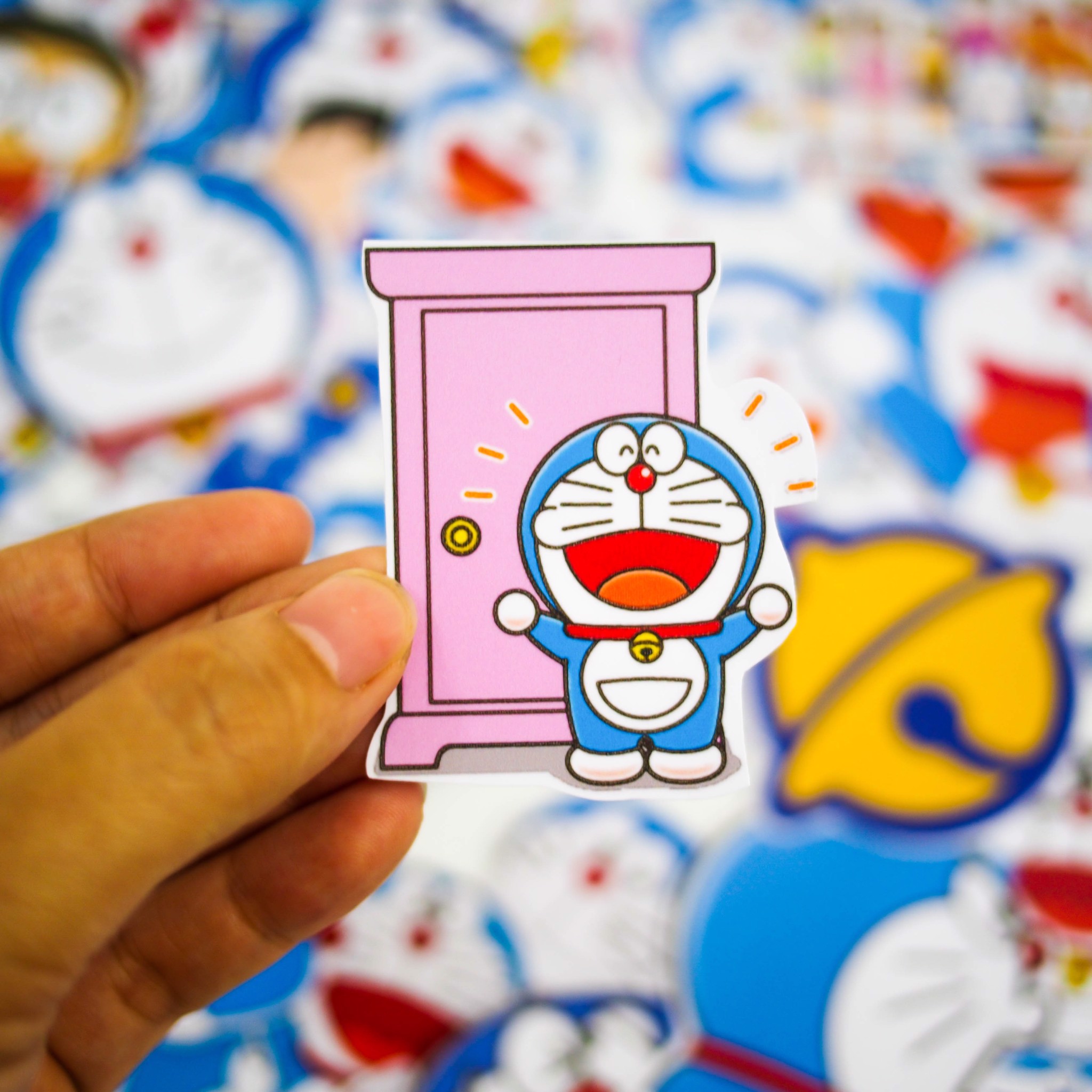 Hộp 100 Sticker hình dán Doraemon dán Laptop, Vali, Mũ bảo hiểm, Điện thoại, Xe máy