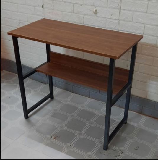 Bàn làm việc chân sắt. Có kệ lửng. Chân đen mặt nâu. 80x40 cm