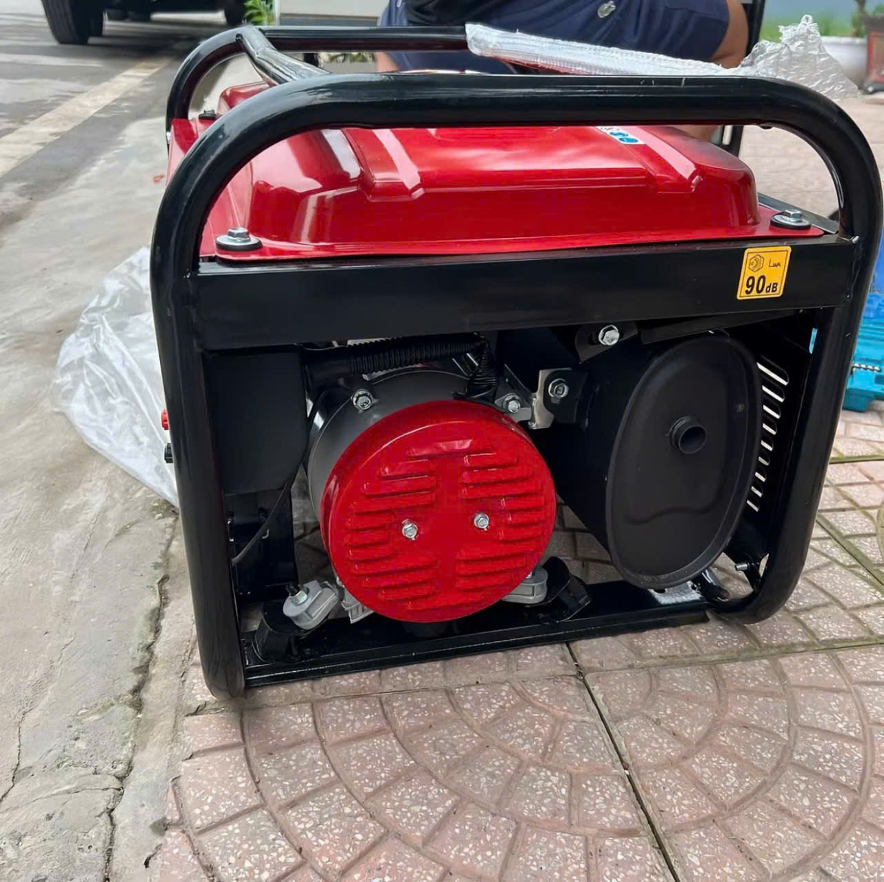 Máy phát điện chạy xăng 3,5kw Toshi EC3500CX khởi đông dễ dàng di chuyển linh hoạt