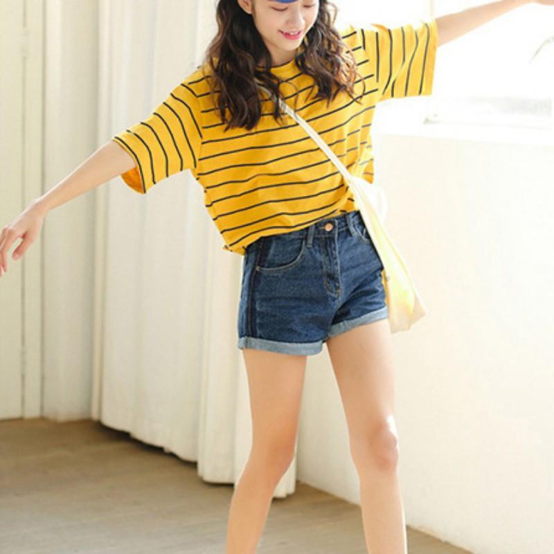 Áo thun tay ngắn cổ tròn kẻ sọc phối hoạ tiết