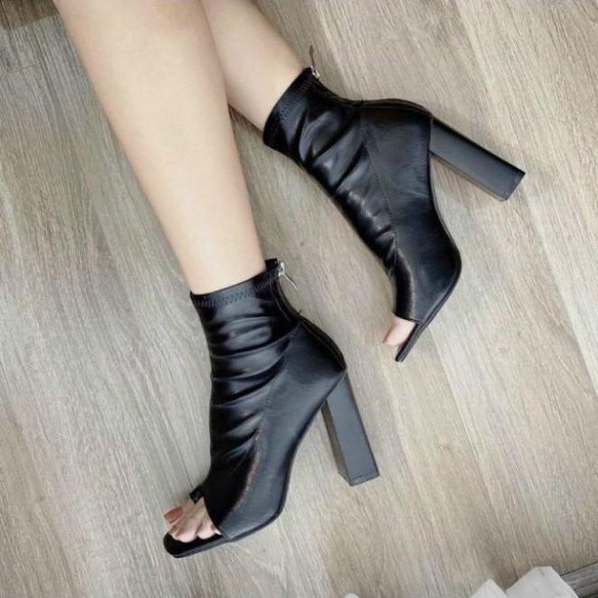 Boots Nữ, Giày Boots Nữ Thời Trang Da Mềm Đế Vuông Cao 7Cm Thiết Kế Hở Mũi Màu Đen Siêu Hot Minhtushoes Giày Nữ