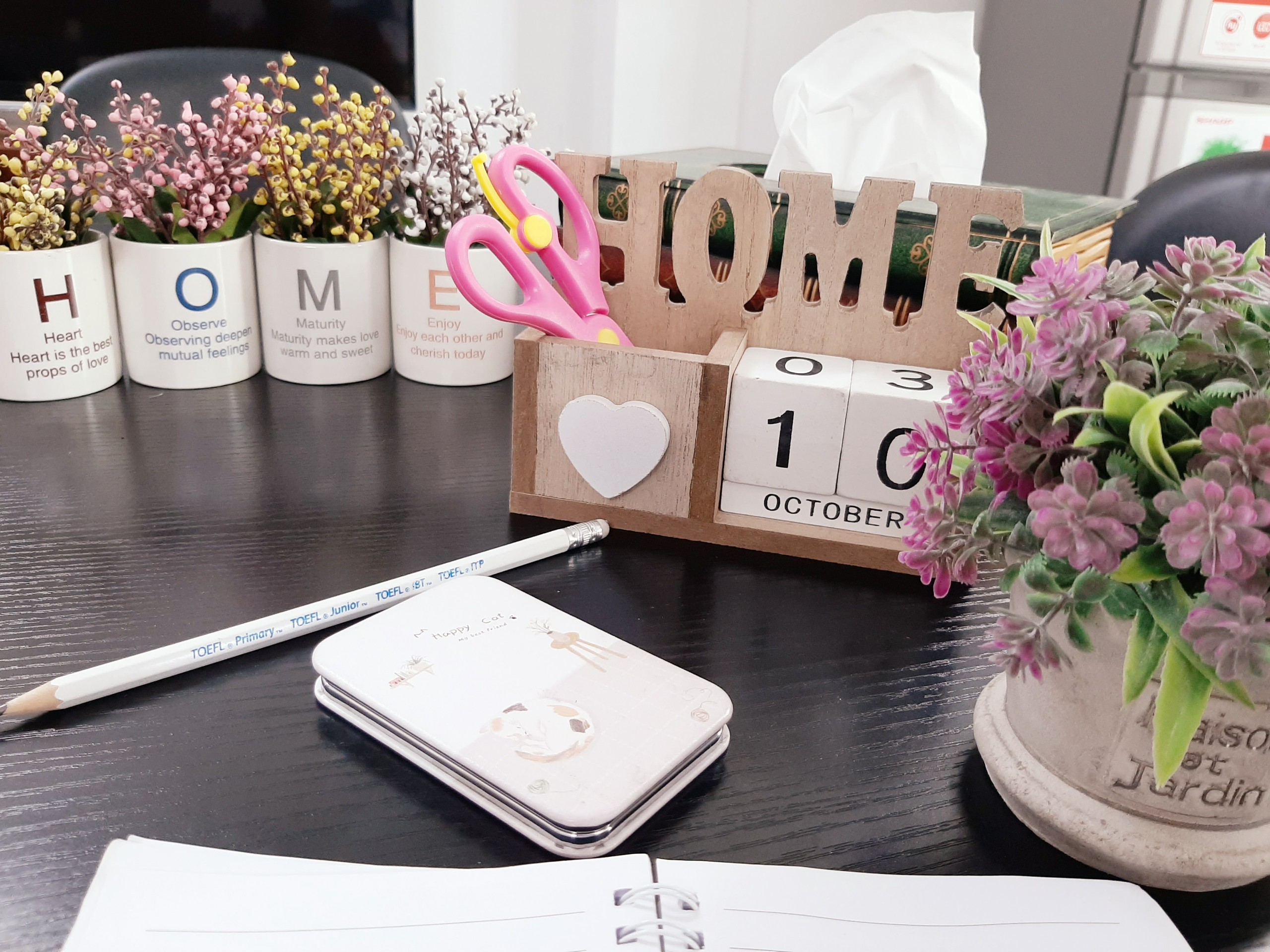 Lọ đựng bút bằng gỗ hình Home mộc mạc có lịch vạn niên