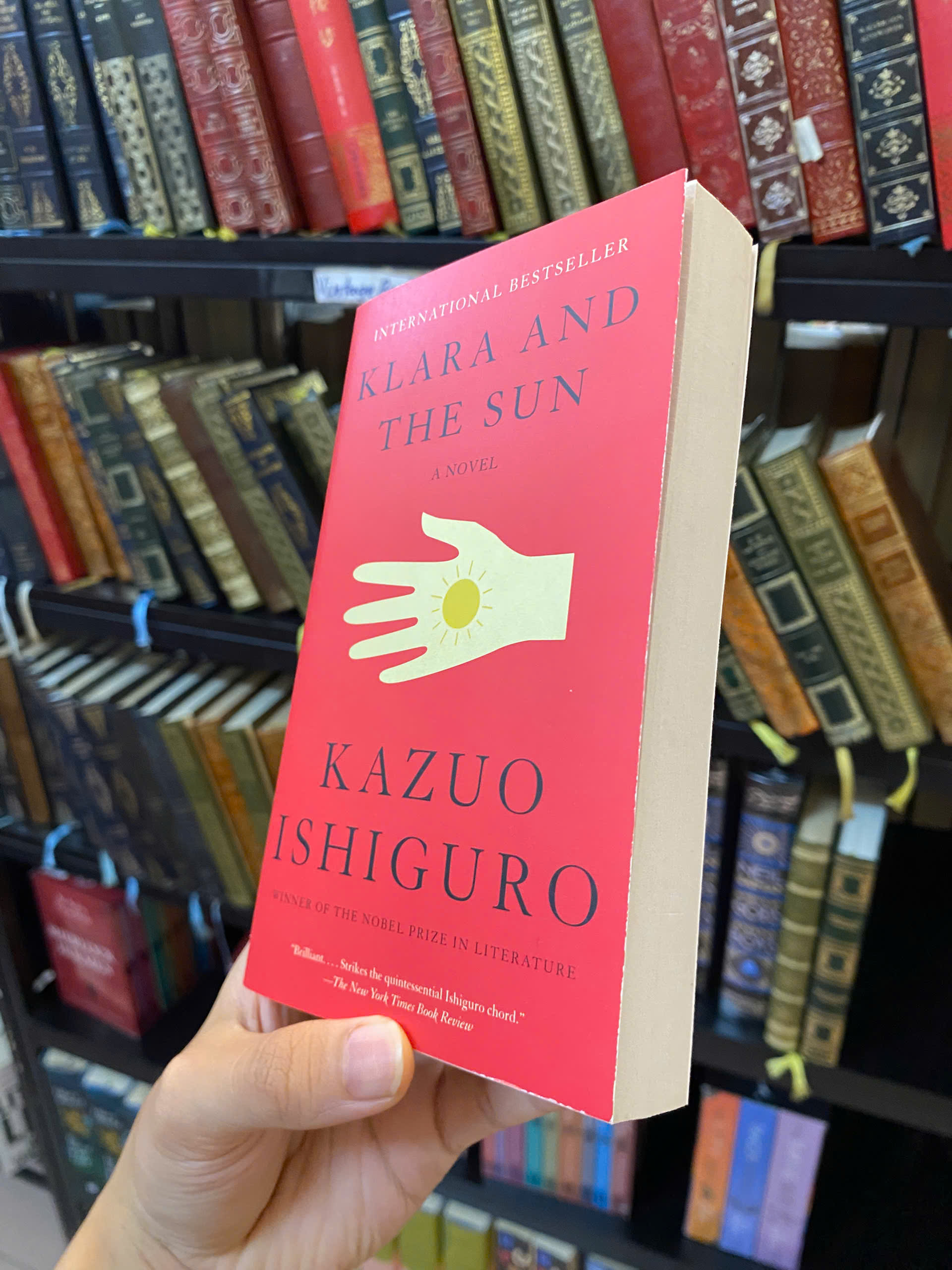 Sách - Klara And The Sun by Kazuo Ishiguro: Sunday Times #1 Bestseller - Fiction in English