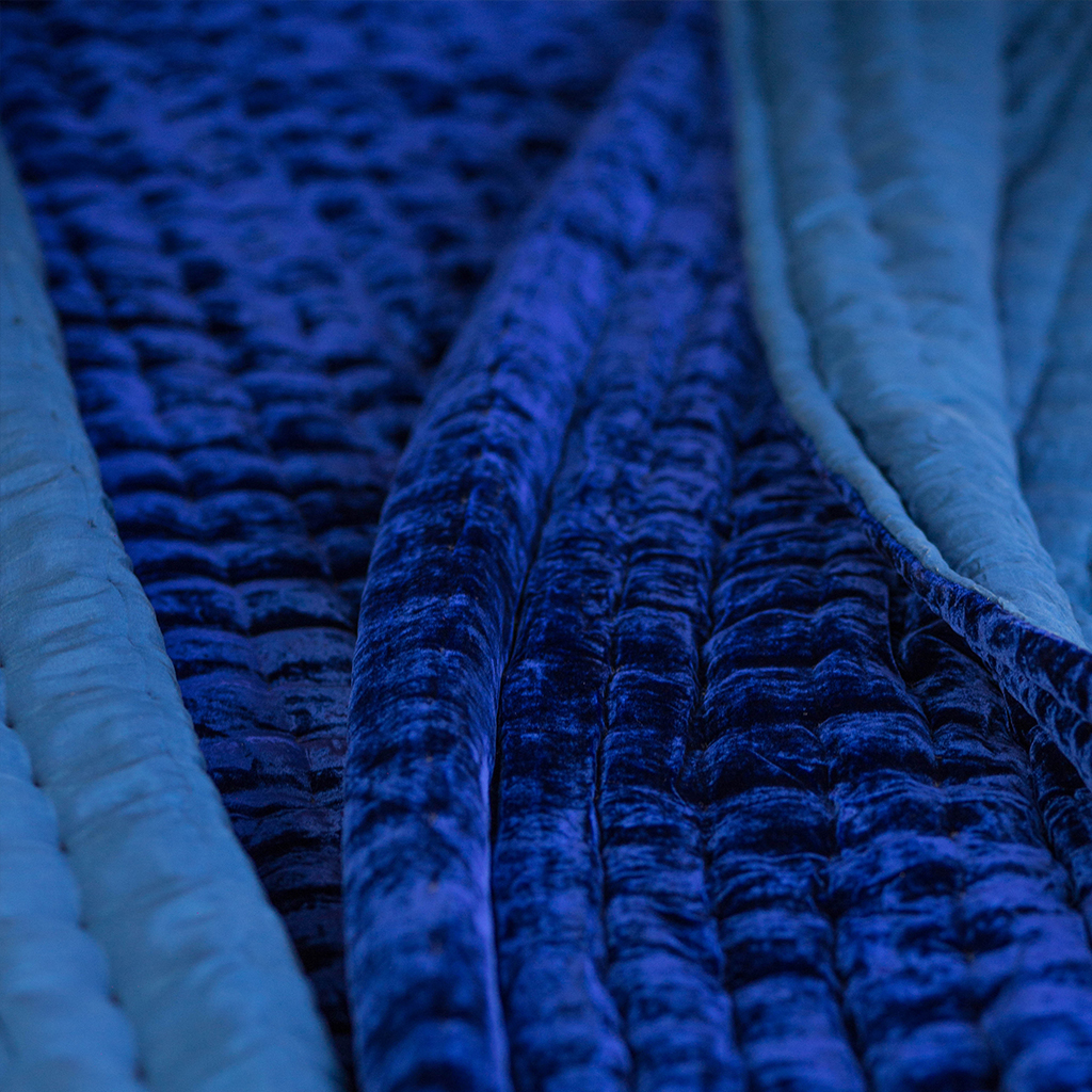 Chăn Nhung Lụa Chần Bông Điều Hòa Cao Cấp Dùng Bốn Mùa - Chăn Khâu Sa Hạt Màu Mastrict Blue I Silk Velvet Blanket.