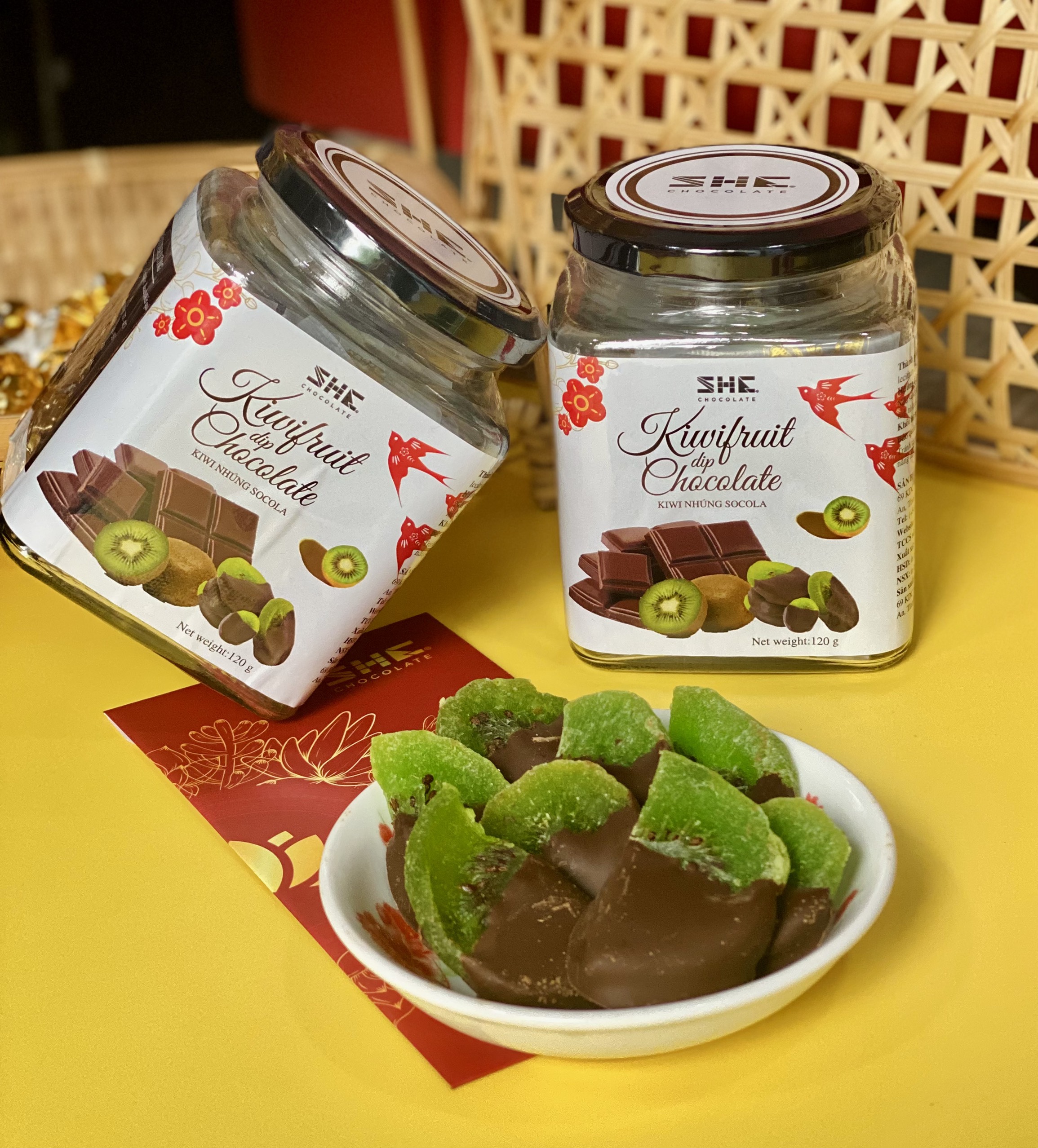 Kiwi nhúng socola - Hũ thủy tinh 120g - SHE Chocolate - Bổ sung năng lượng, đa dạng vị giác. Quà tặng sức khỏe, quà tặng người thân, dịp lễ, thích hợp ăn vặt