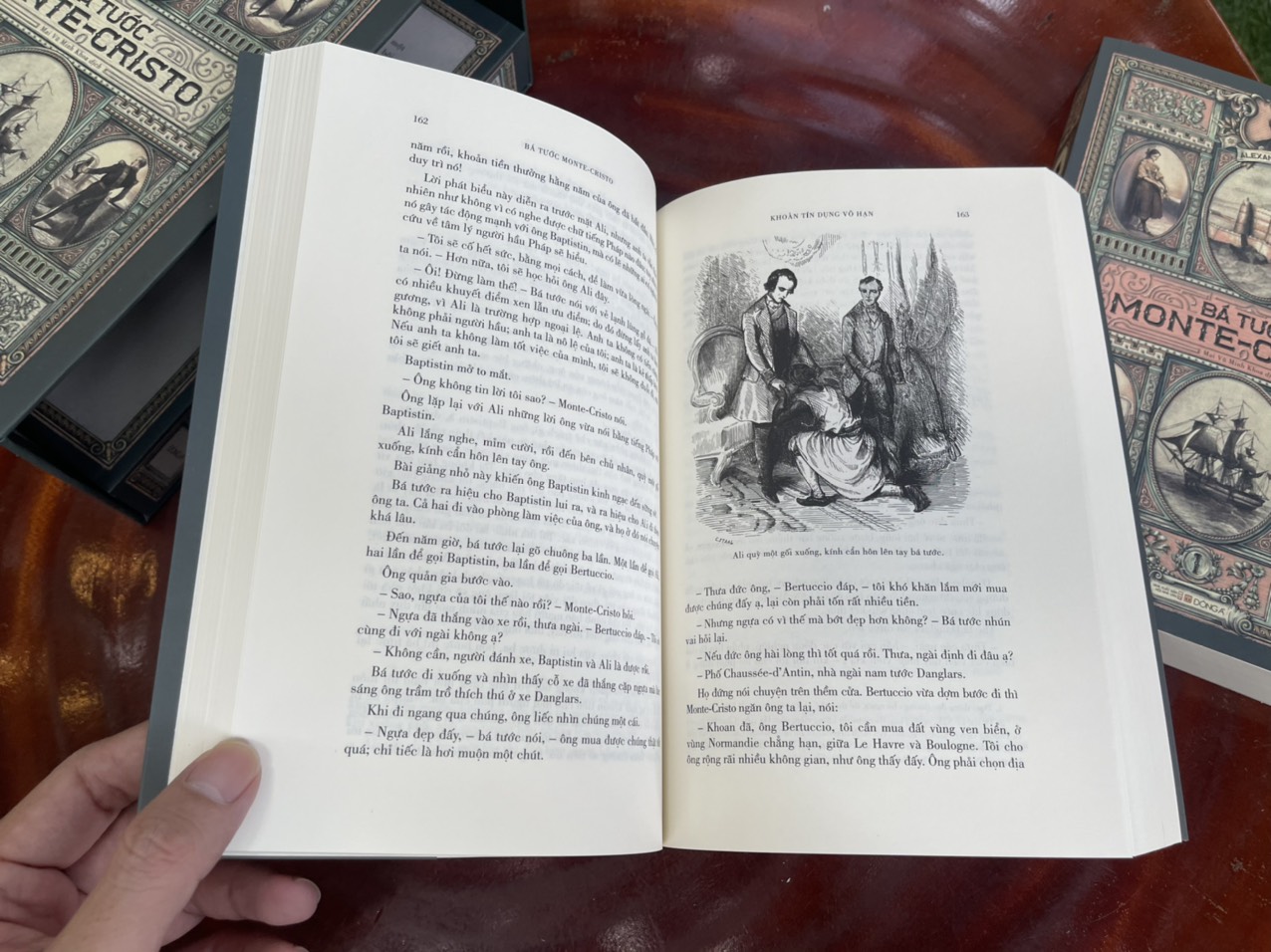 [Ấn bản kỷ niệm là bản chuyển ngữ đầy đủ từ bản tiếng Pháp in năm 1889 của nhà Calmann-Lévy] (gồm 500 minh họa theo bản in năm 1888) [Boxset trọn bộ 3 tập bìa mềm] BÁ TƯỚC MONTE-CRISTO – Alexandre Dumas – Đông A