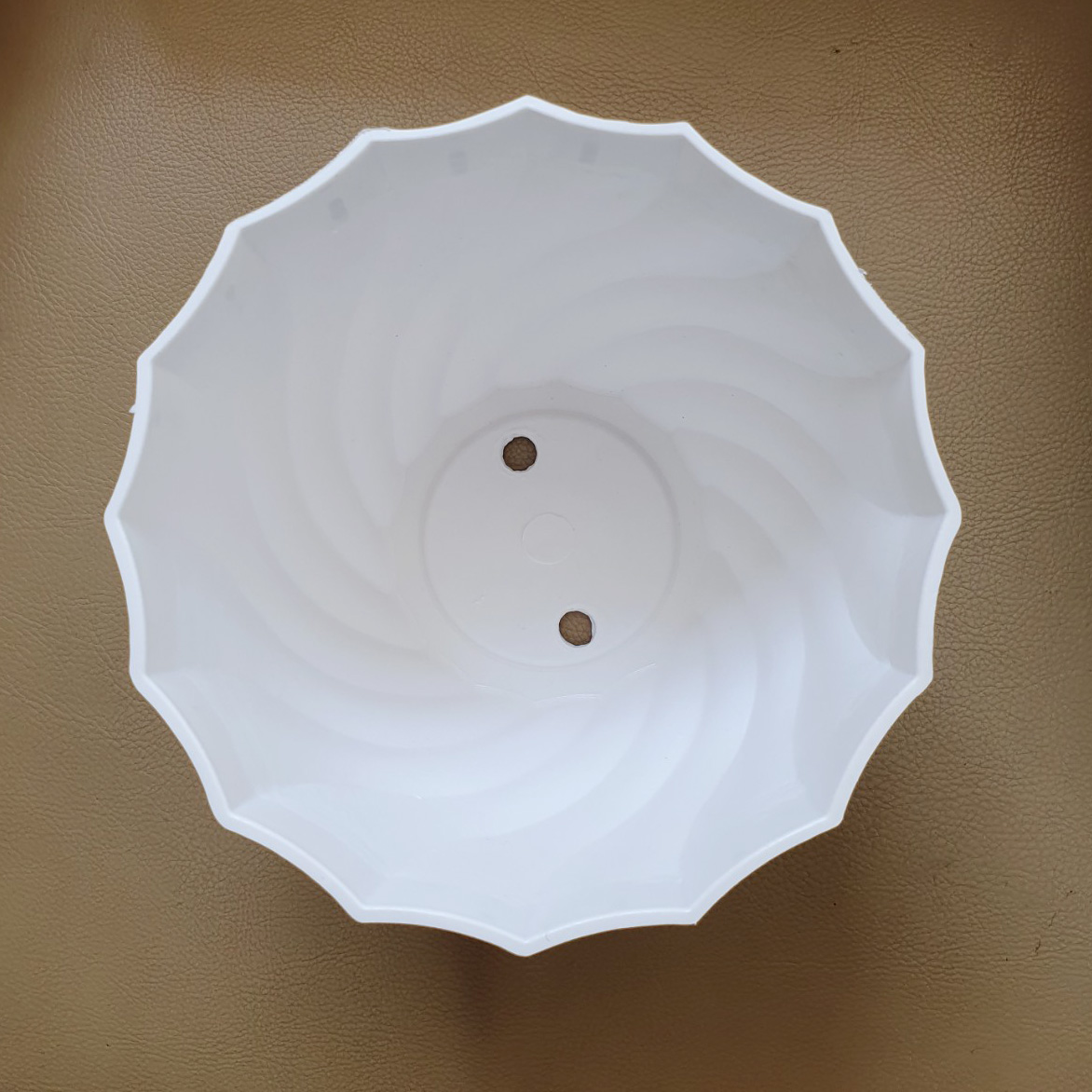 Bộ 4 chậu ốc xoắn màu trắng nhựa dày đẹp 17x14cm