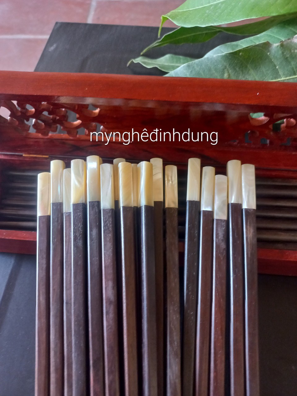 Bộ đũa ăn cao cấp bằng gỗ trắc đỏ đen + hộp đựng đũa gỗ hương
