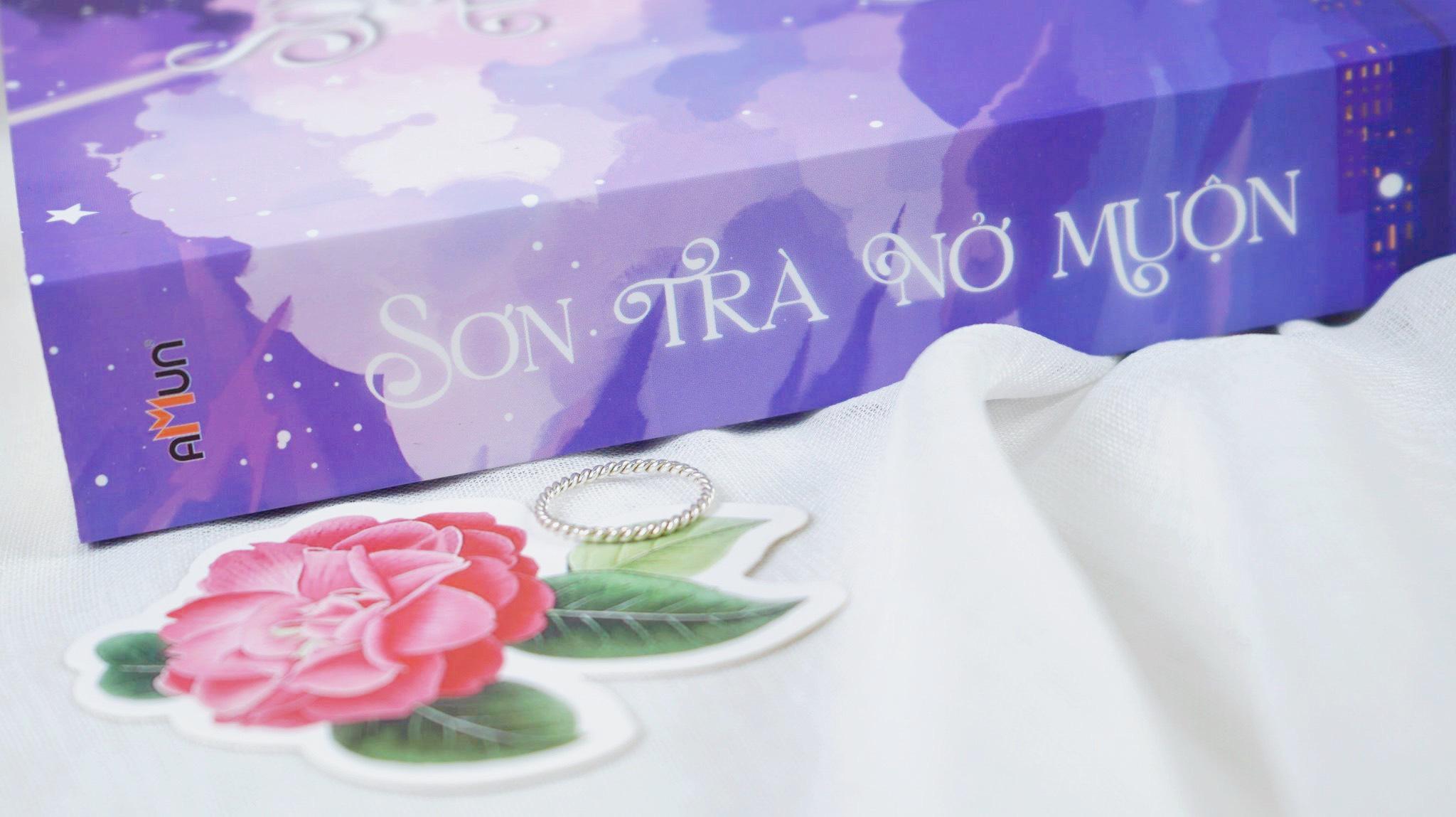 Sơn Trà Nở Muộn - Tặng Kèm 1 Bookmark Hoa Sơn Trà + 1 Bookmark Chiếc Bật Lửa + 1 Postcard