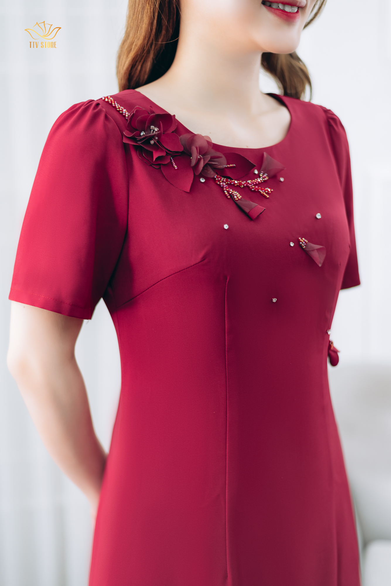 Đầm suông thiết kế trung niên cao cấp sang trọng Cổ tròn kết hoa tay ngắn màu Đỏ đô TTV STORE TTV1339