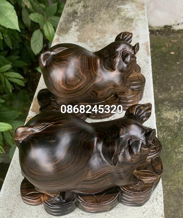 Tượng con heo phong thủy cầu tài lộc bằng gỗ mun hoa kt 20cm