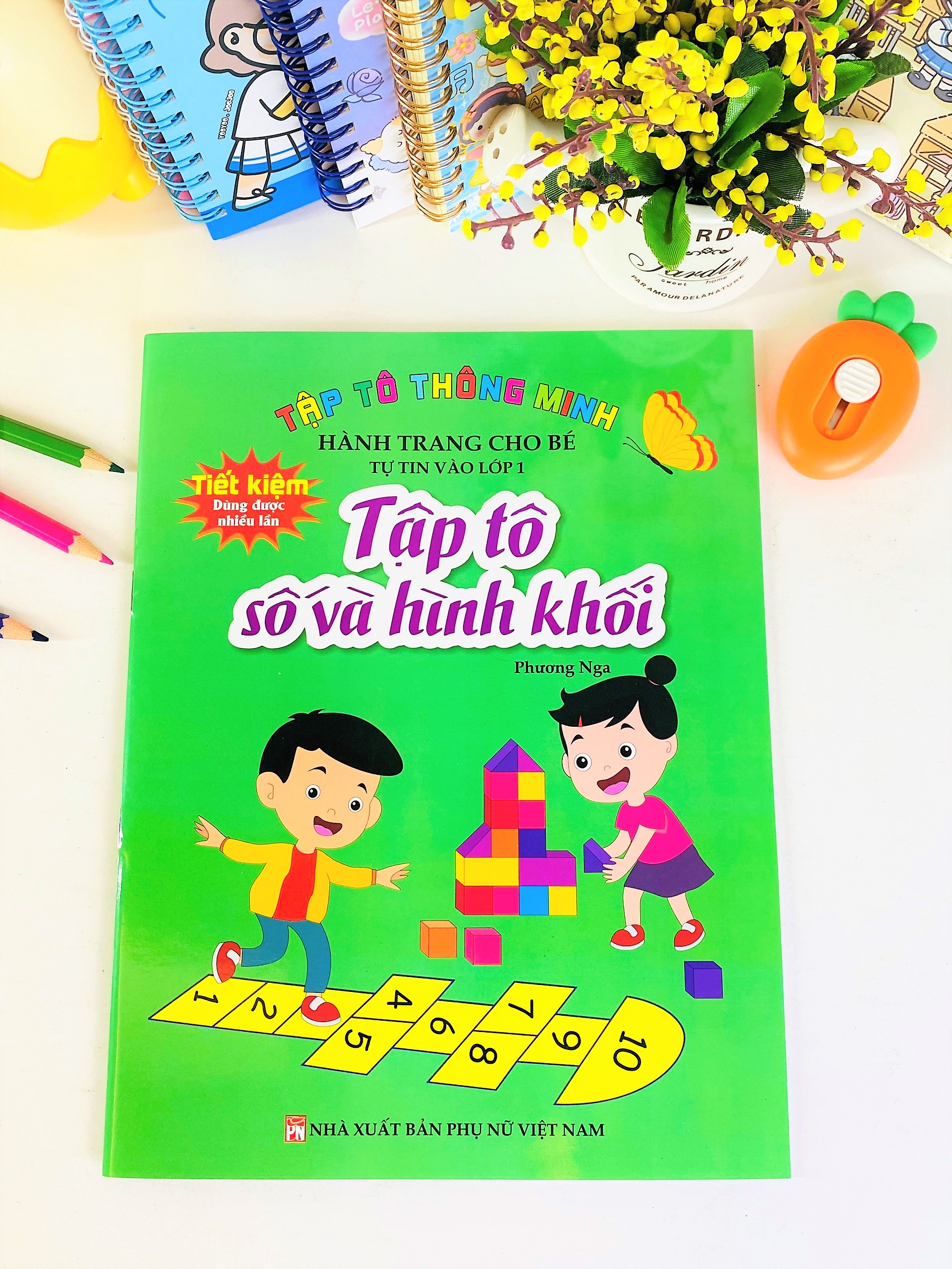 Sách - Combo 2 cuốn Tập tô thông minh: Tập tô số và hình khối - Tập tô chữ cái (Hành trang giúp bé tự tin vào lớp 1)