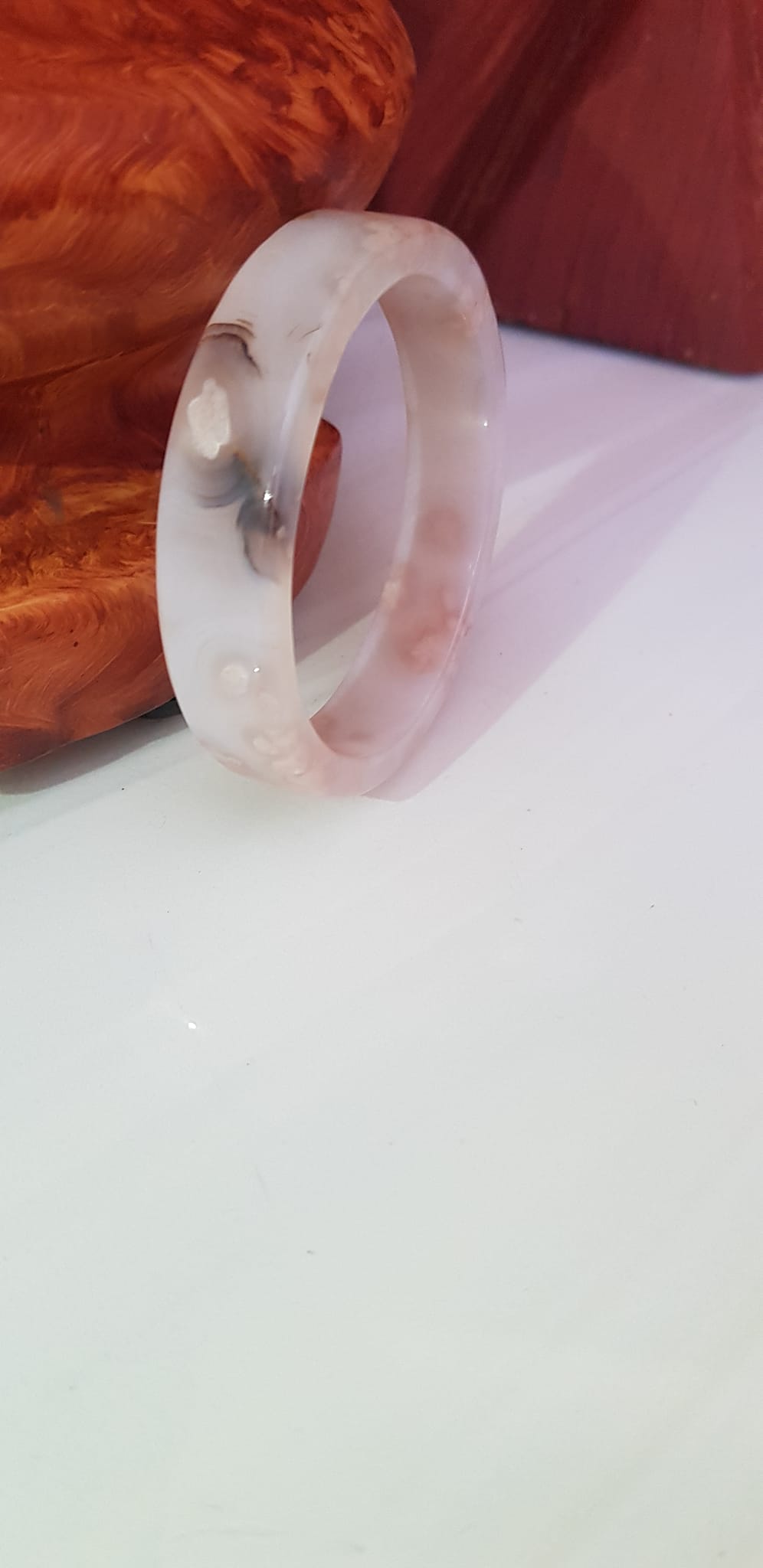 Vòng tay Nữ Mã Não Bản Vuông trắng bông hoa vân Ni 54mm x cao 13mm x dầy 6mm Nữ mệnh Kim mệnh Thủy 52kg - 55kg đeo đẹp xinh tay lắm ạ