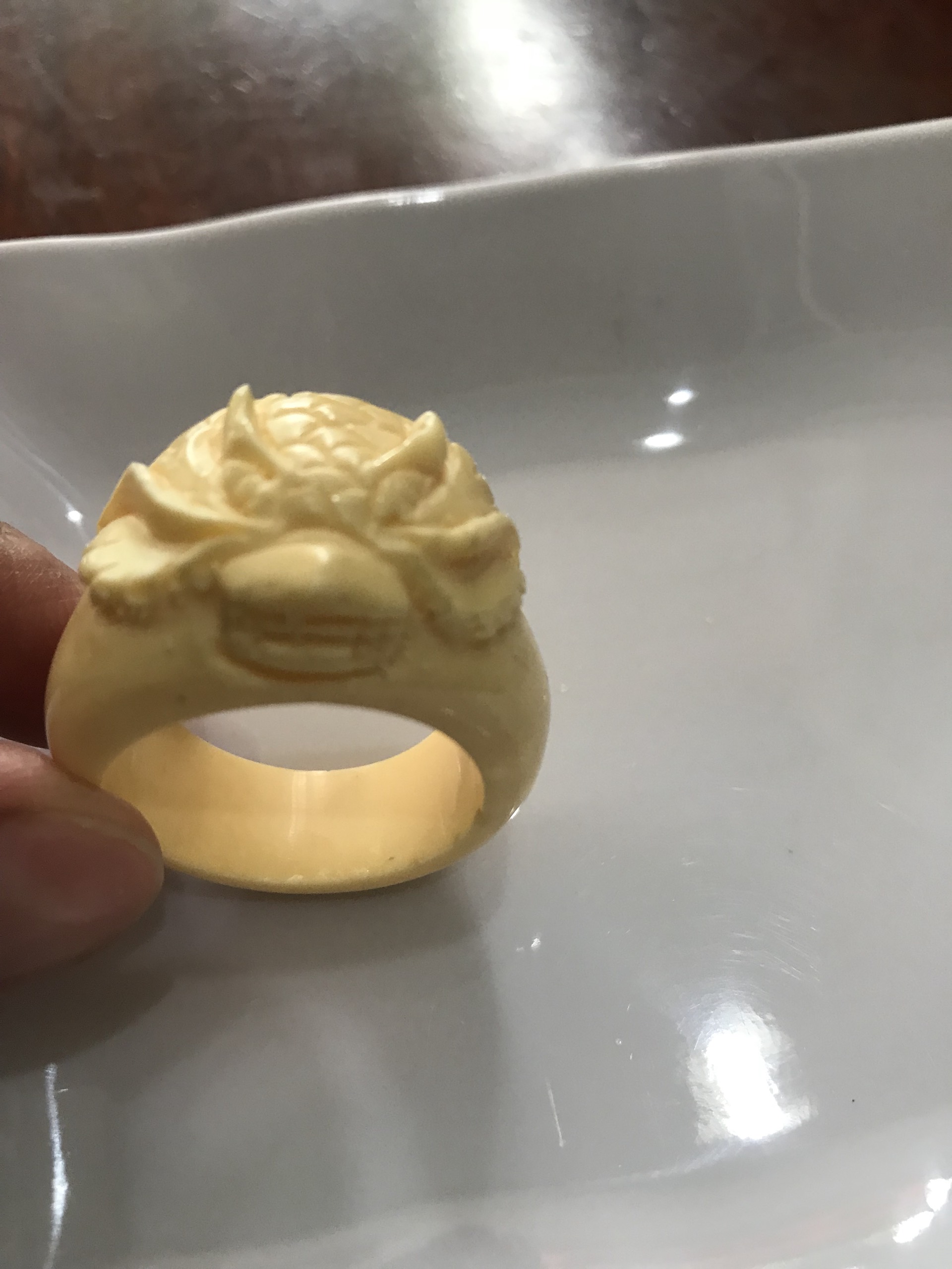 Nhẫn Nam Chạm Đầu Rồng Giả Ngà hay Xương Mỹ Nghệ màu trắng Ni to 24mm Cao 18mm Dầy 5mm Dành Cho Các Anh Nam đeo nhẫn ngón tay cái hay bất kỳ ngón tay nào ni lọt vừa tay là 24mm rẻ vẫn đẹp như thường ạ