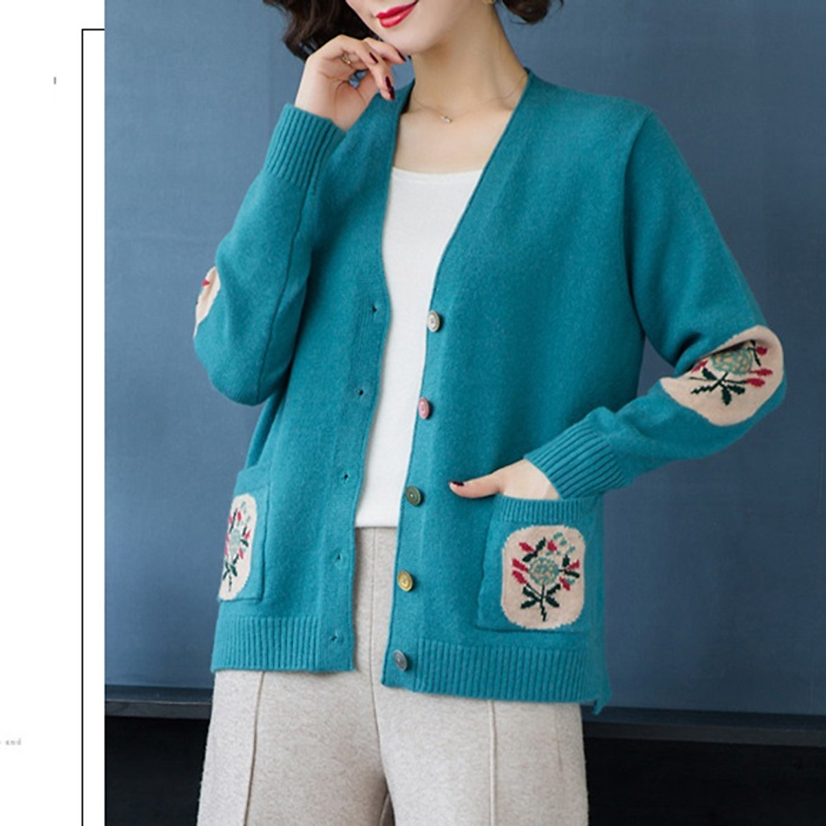 Áo cardigan len nữ trung niên phối họa tiết túi và tay ArcticHunter, chất len dày dặn ấm áp, thích hợp thu đông.