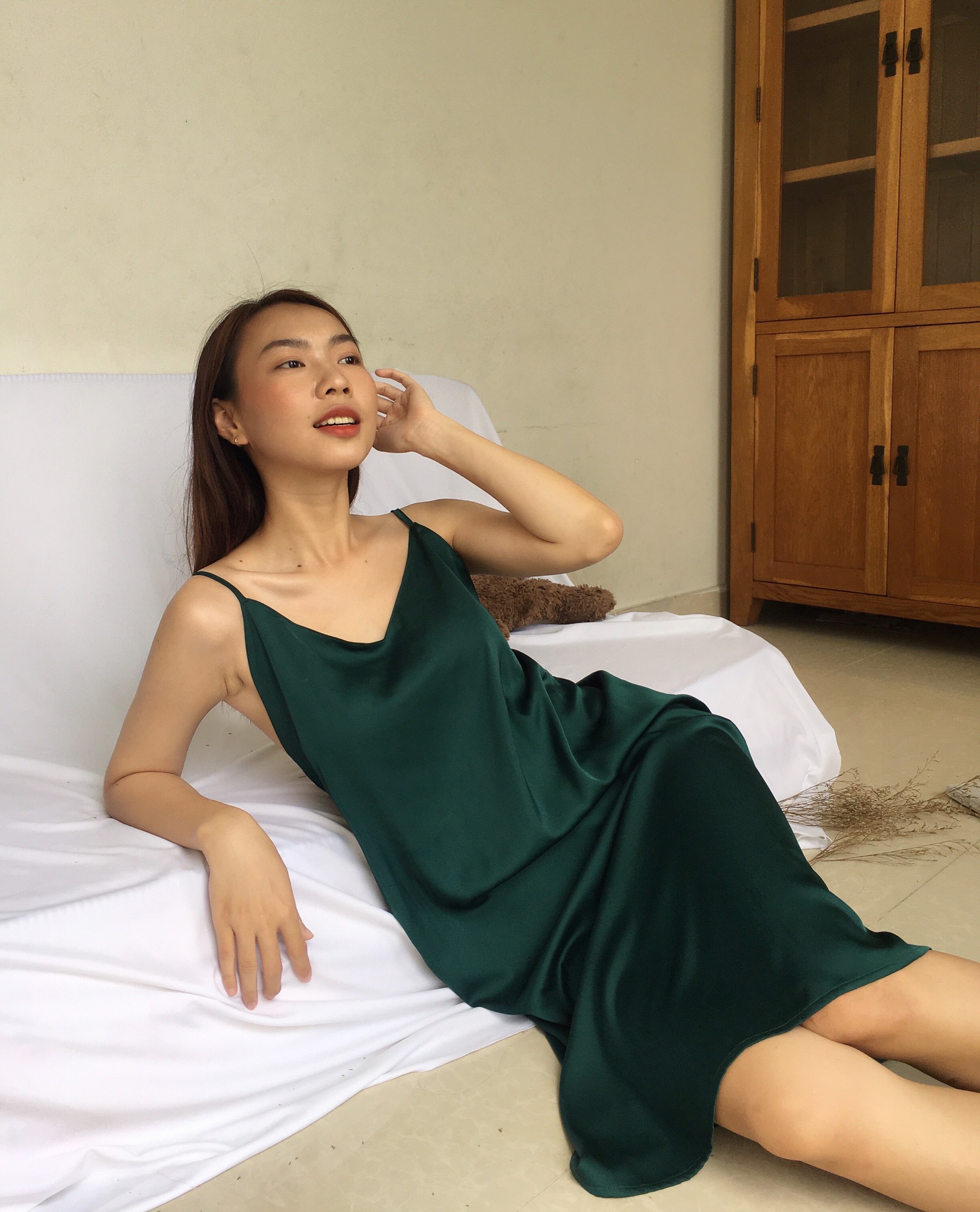 [HATU SLEEPWEAR] Váy ngủ lụa 2 dây trơn dáng dài qua gối tặng kèm quần chip ren-Màu xanh lá