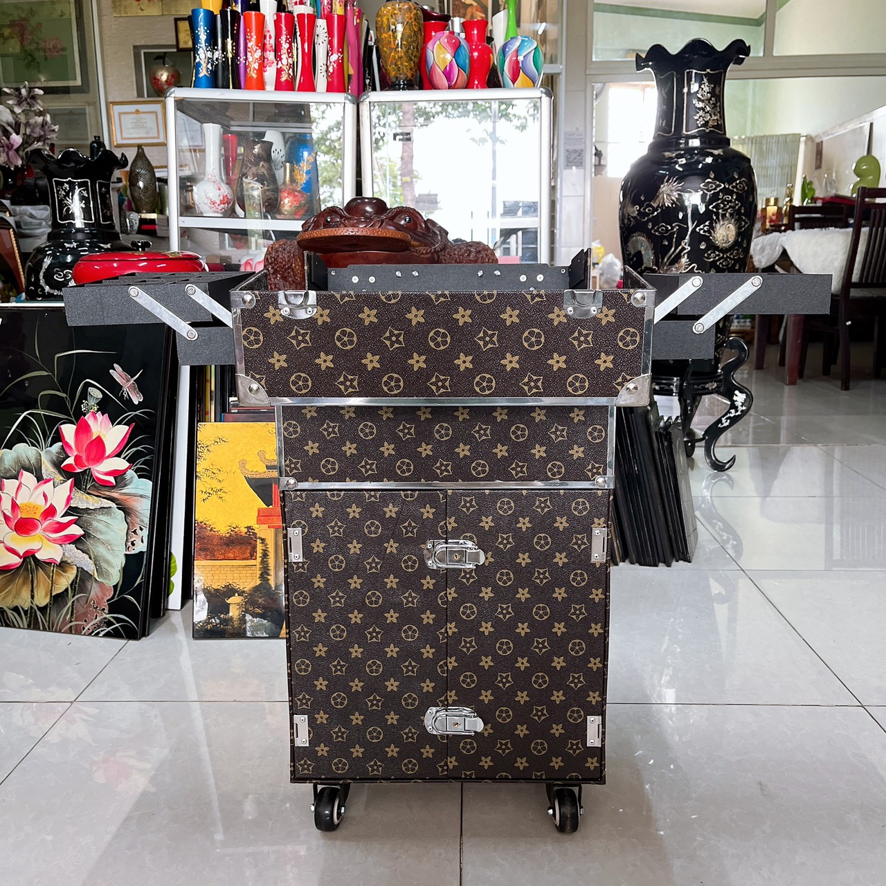 Hàng cao cấp loại 1 - Cốp vali kéo viền cạnh inox, nhiều ngăn đựng mỹ phẩm, dụng cụ phun xăm, nối mi, nail, máy hơ gel trang điểm chuyên nghiệp size 36x22x64 (cm)