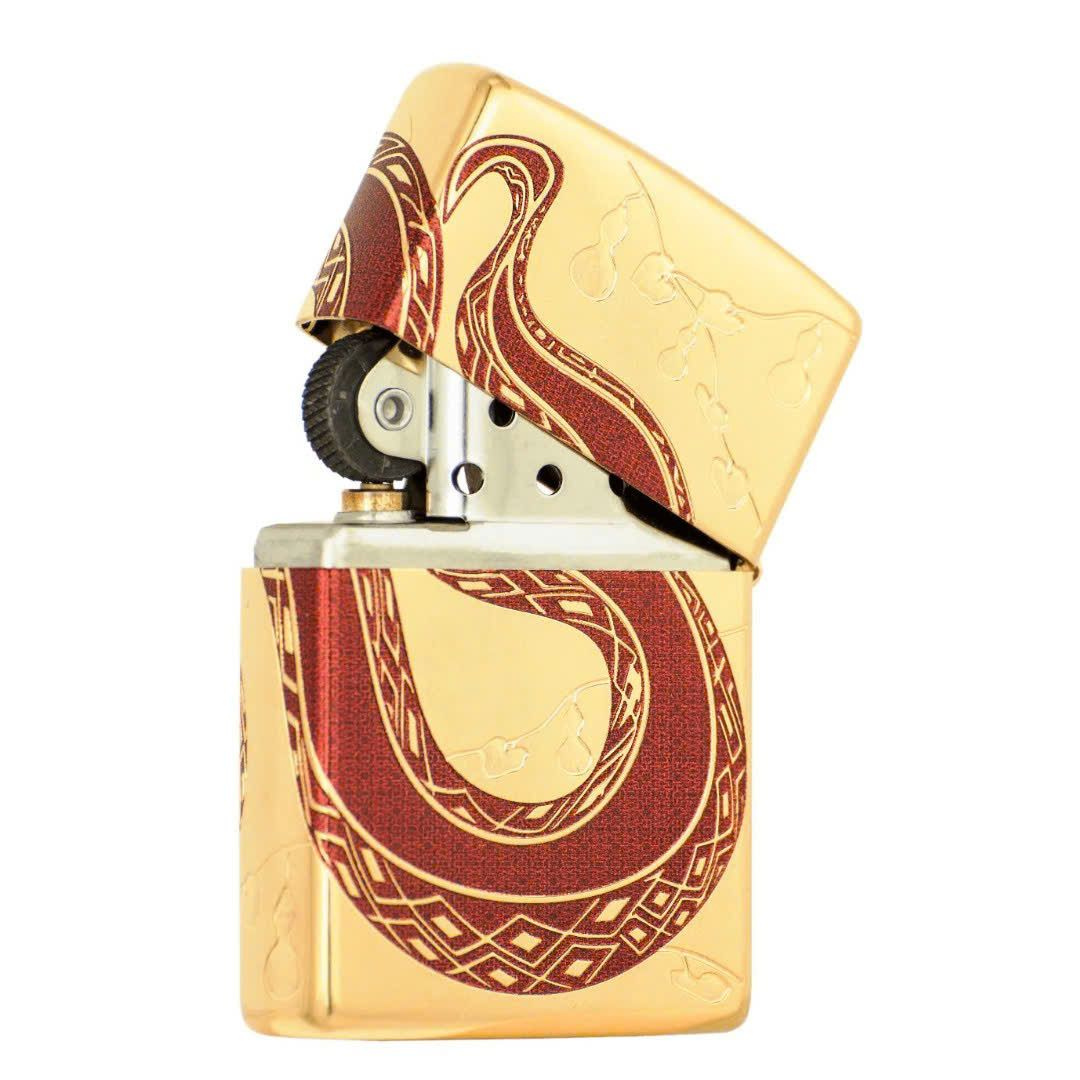 Bật lửa Zippo Year of the Snake 2025 - Phiên Bản Giới Hạn Châu Á (1000 Bản), Mạ Vàng Gold Plating Xước Bụi Khảm Đỏ Cao Cấp
