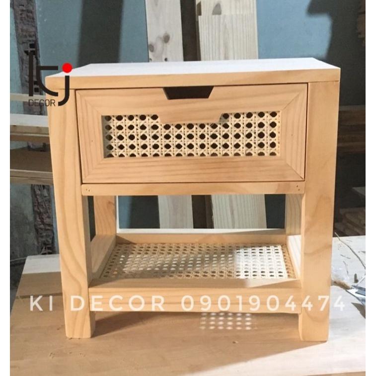 - KỆ TỦ ĐẦU GIƯỜNG MÂY ĐAN MẮT CÁO KI DECOR SIZE 45x35x55CM GỖ THÔNG TỰ NHIÊN NHẬP KHẨU