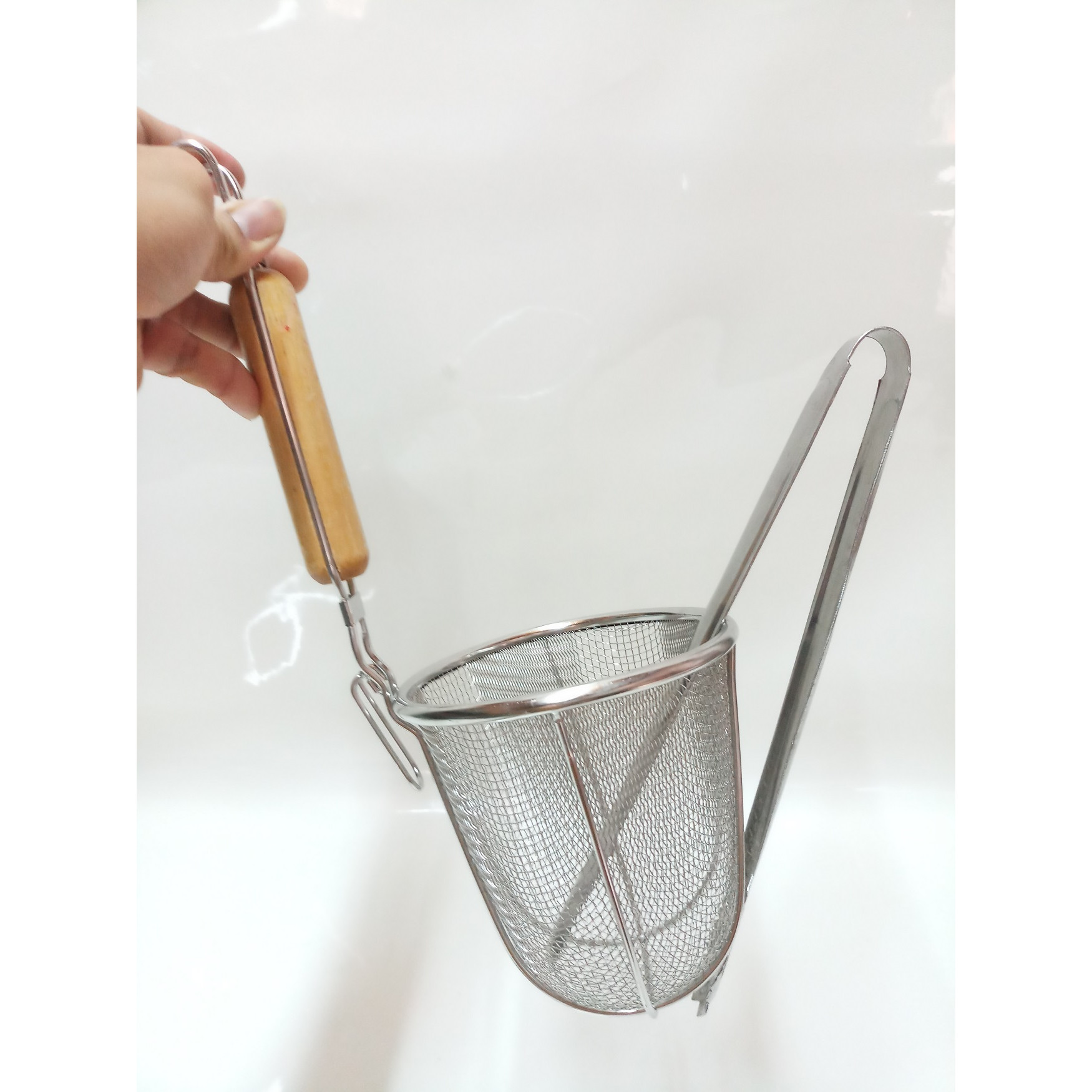 VỢT INOX CÁN GỖ TRỤNG HỦ TIẾU,MÌ,RAU CỦ,XƯƠNG,THỊT TẶNG KÈM MỘT GẮP INOX CAO CẤP.