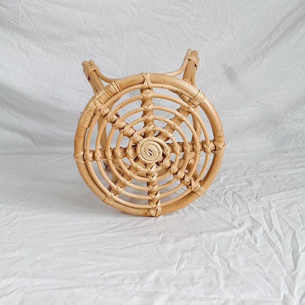 Ghế mây đan bằng tay đặt trong nhà, để chậu cây, chậu hoa