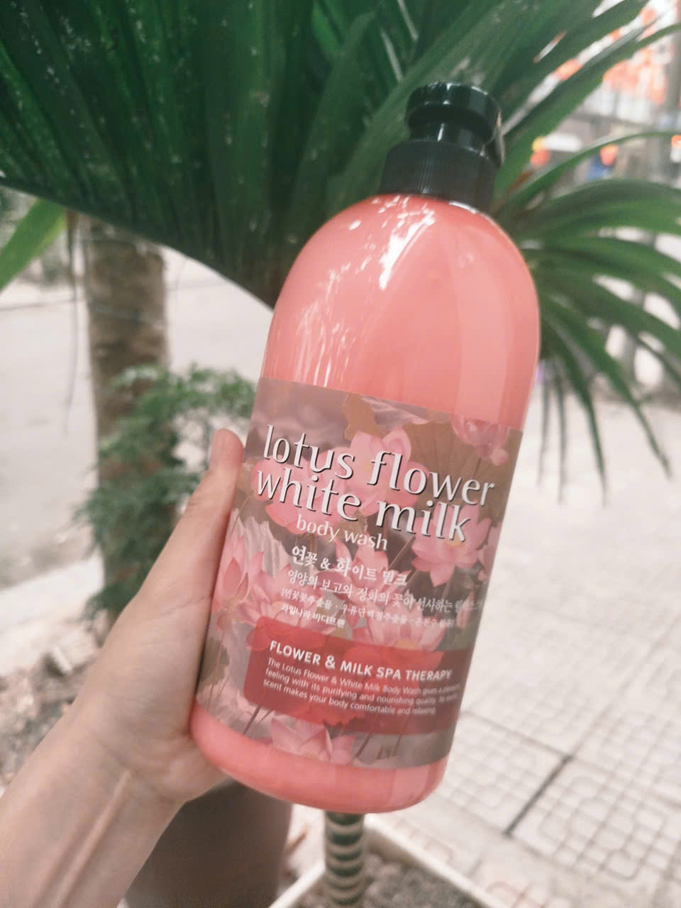 Sữa tắm hương sen Hàn Quốc Welcos Lotus Flower White Milk 750ml